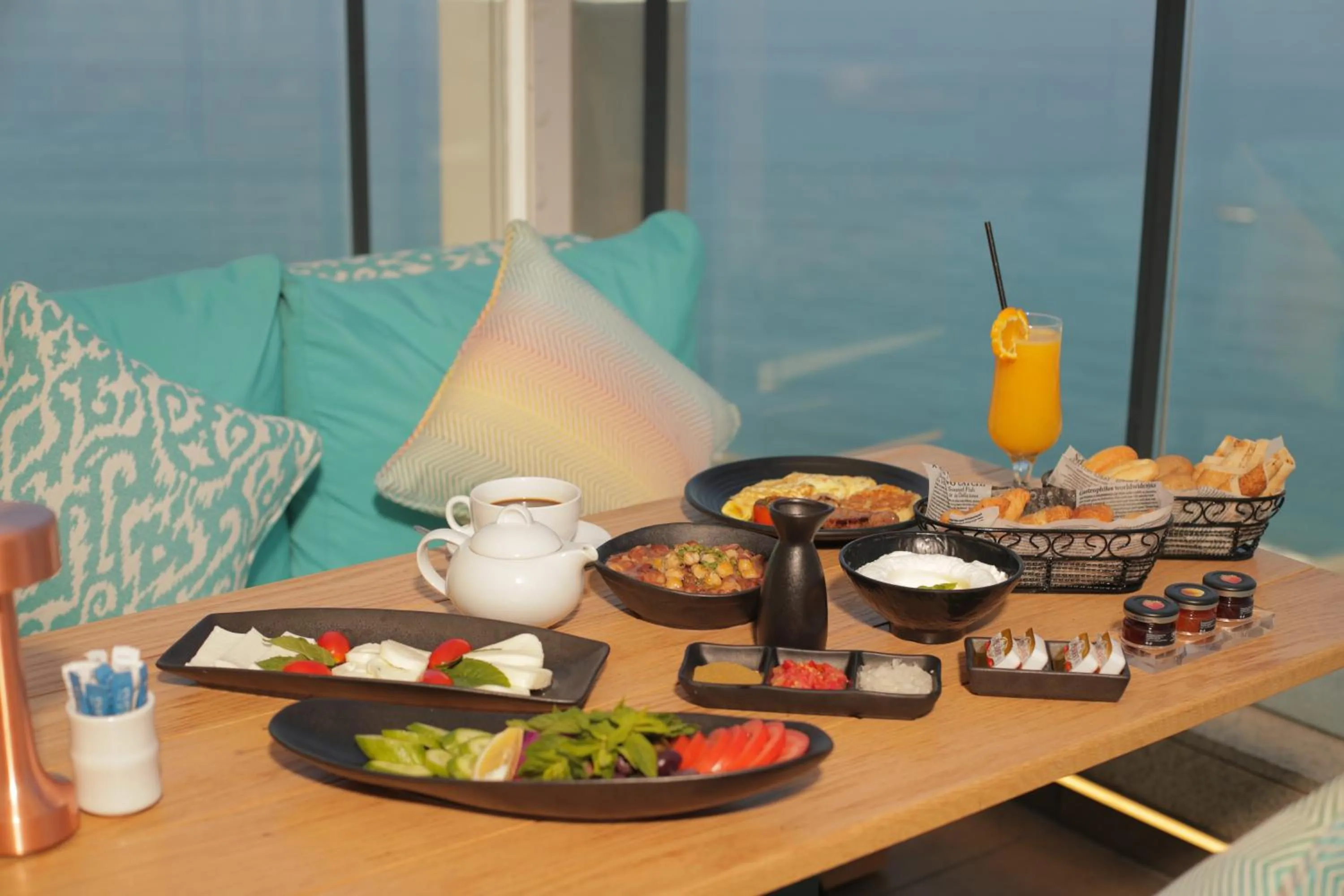 Restaurant/places to eat in Raouche Arjaan by Rotana