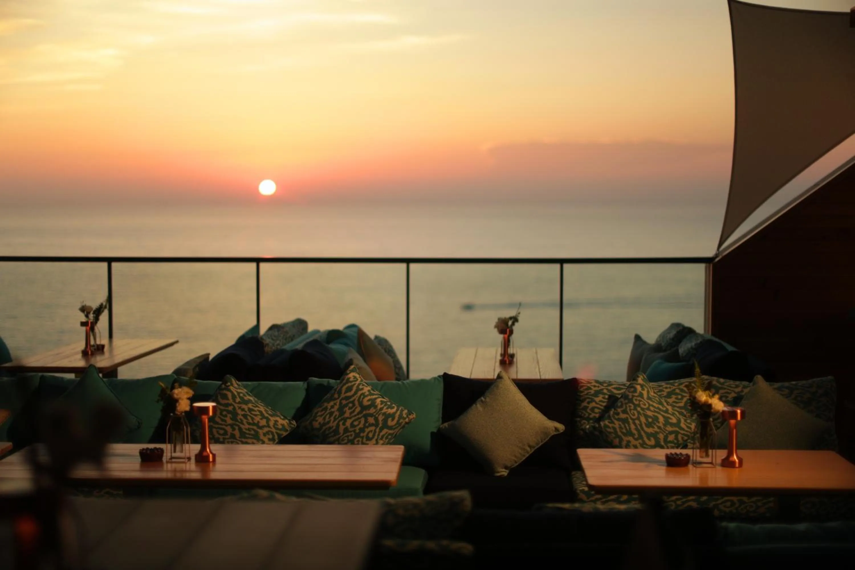 Restaurant/places to eat in Raouche Arjaan by Rotana