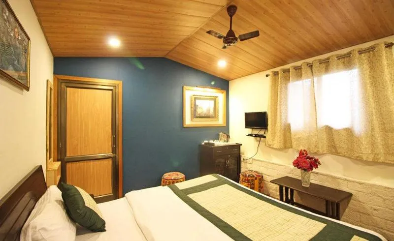 Decorative detail, Bed in Jharipani Castle