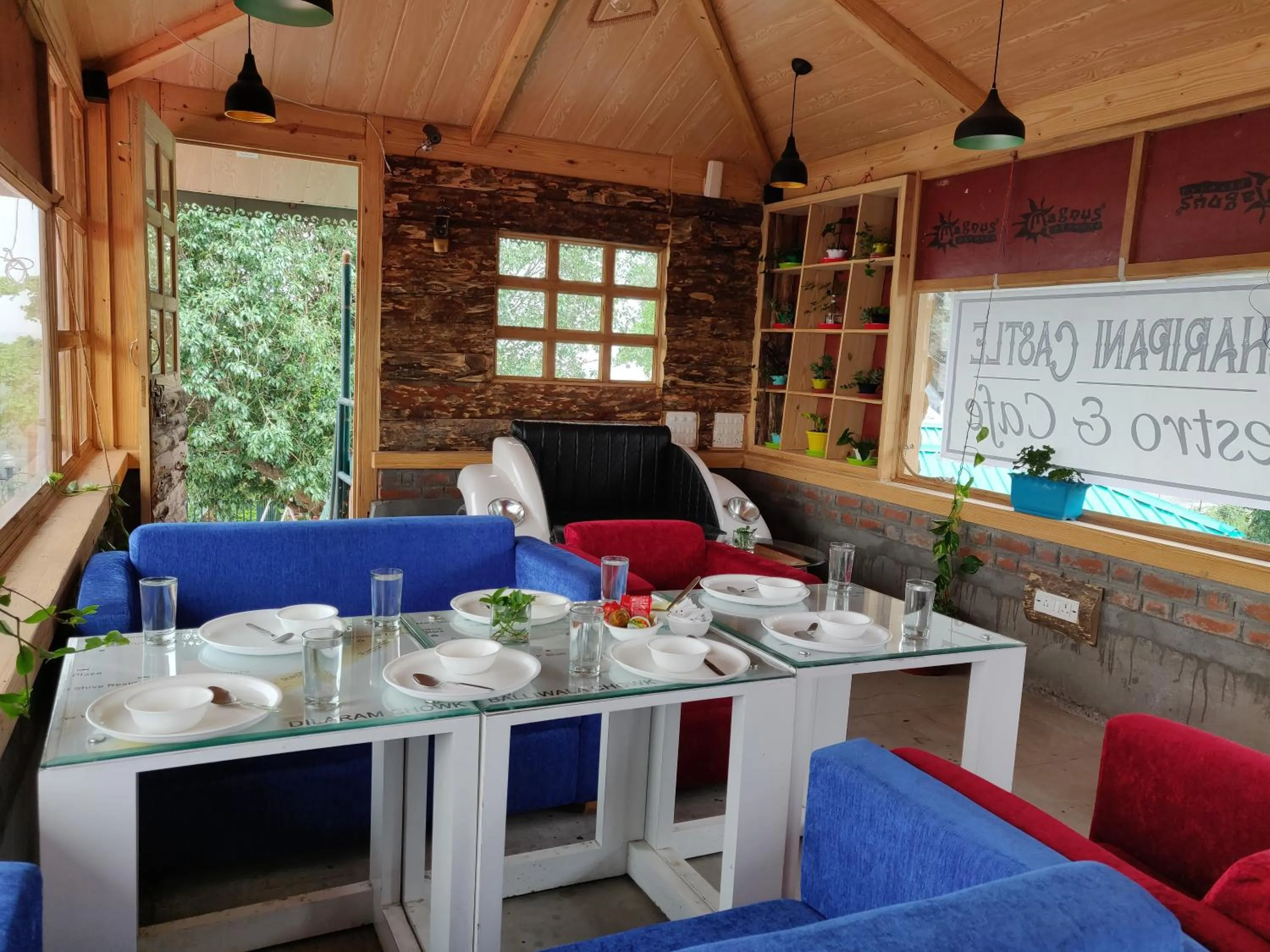 Restaurant/places to eat in Jharipani Castle