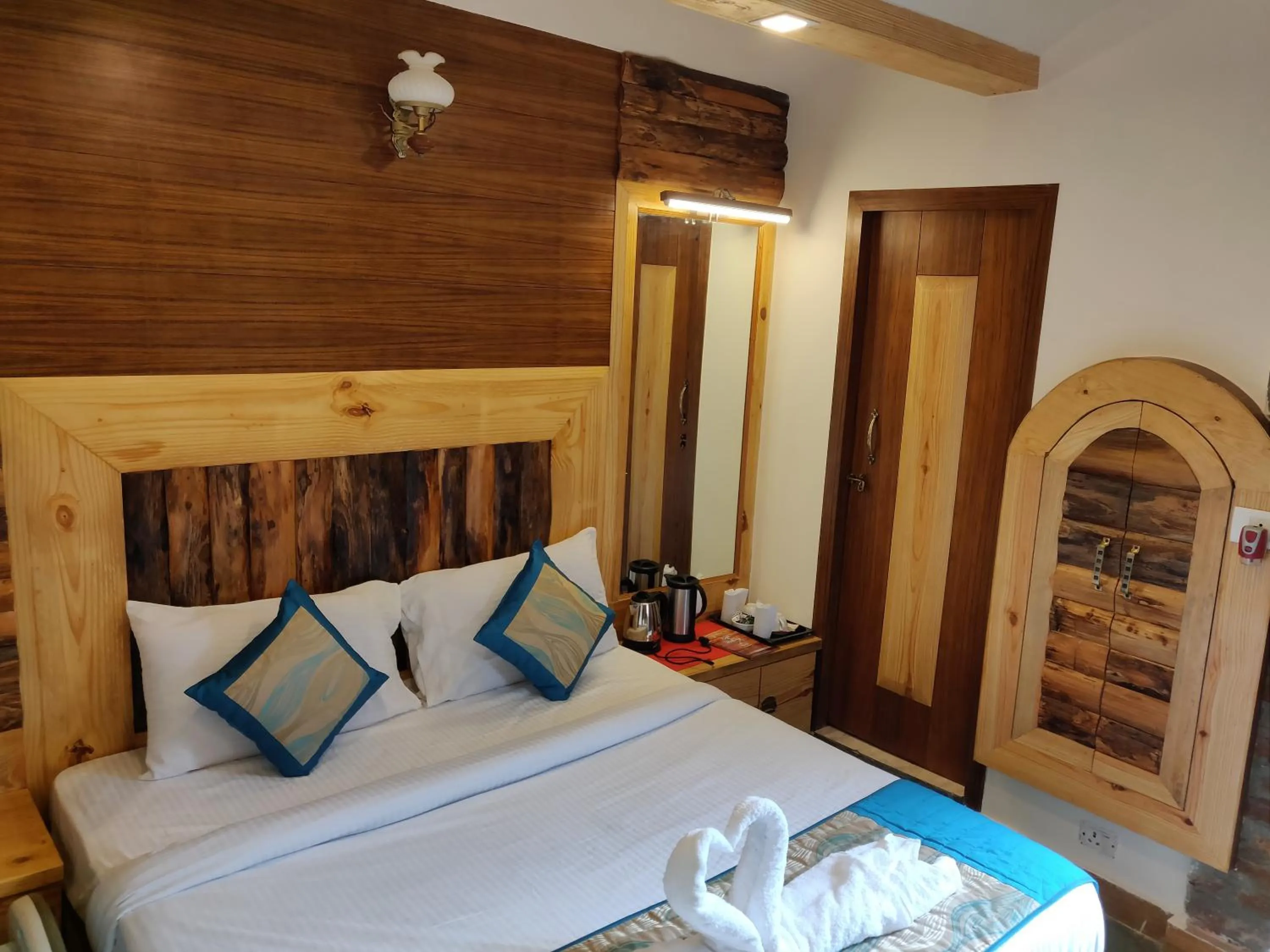 Decorative detail, Bed in Jharipani Castle