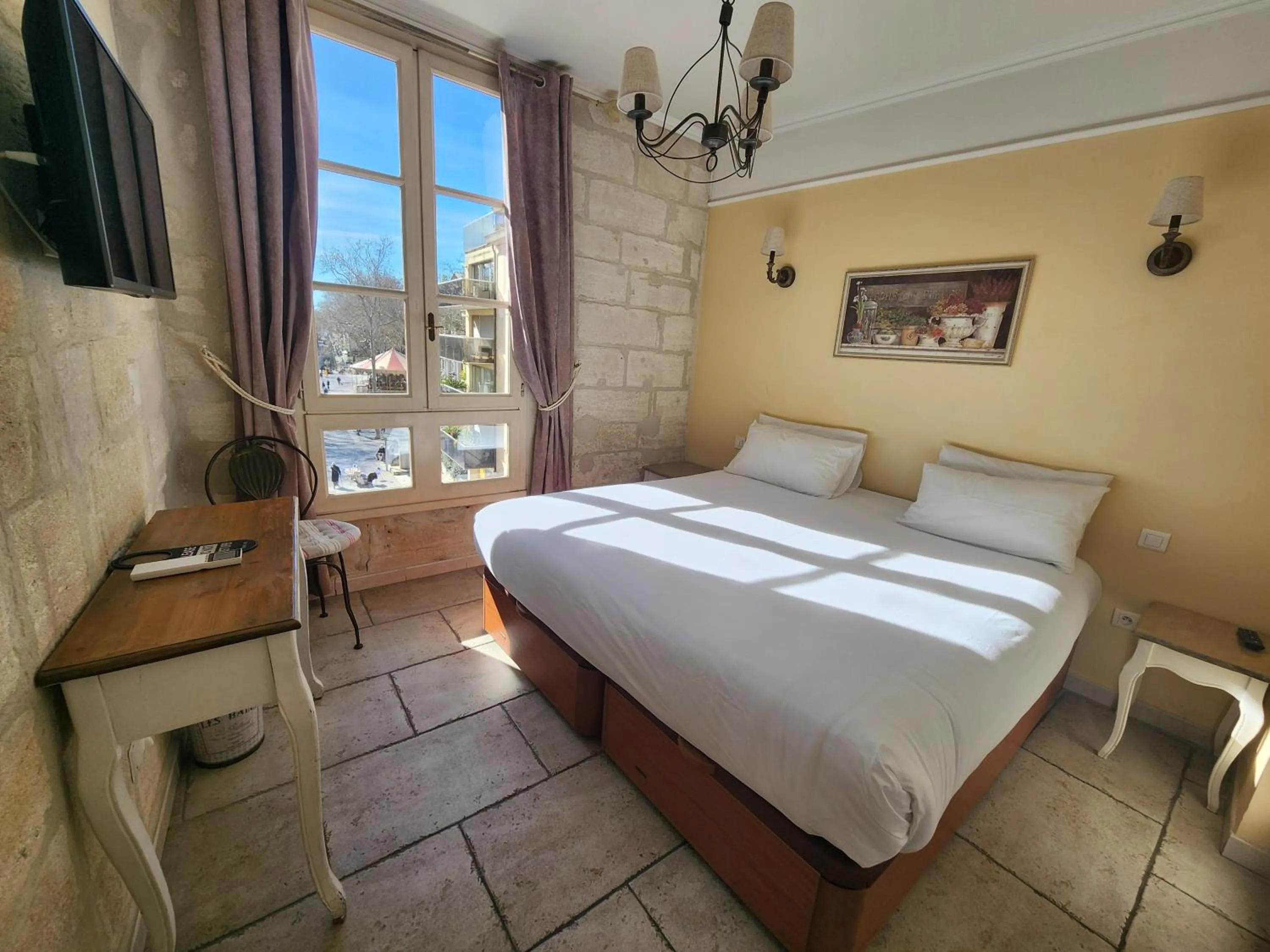 Bed in Hôtel du Palais des Papes