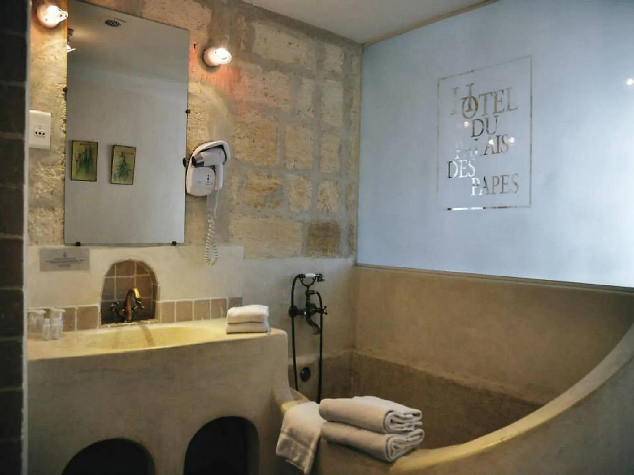 Bathroom in Hôtel du Palais des Papes