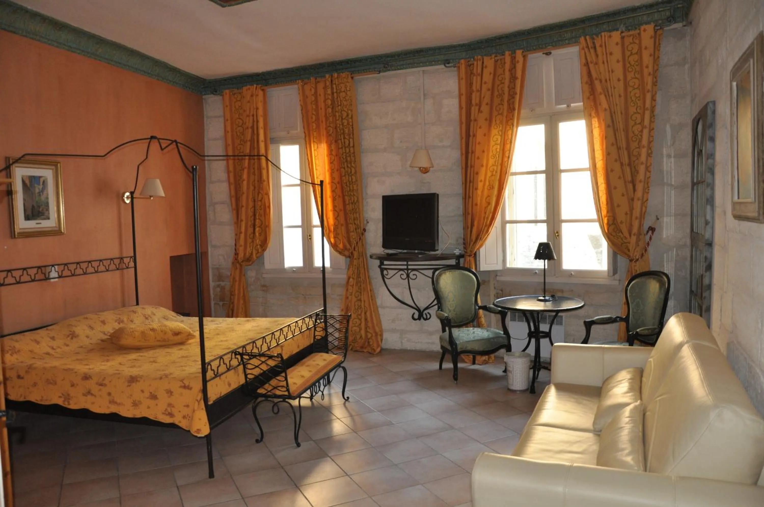 Bedroom, Bed in Hôtel du Palais des Papes