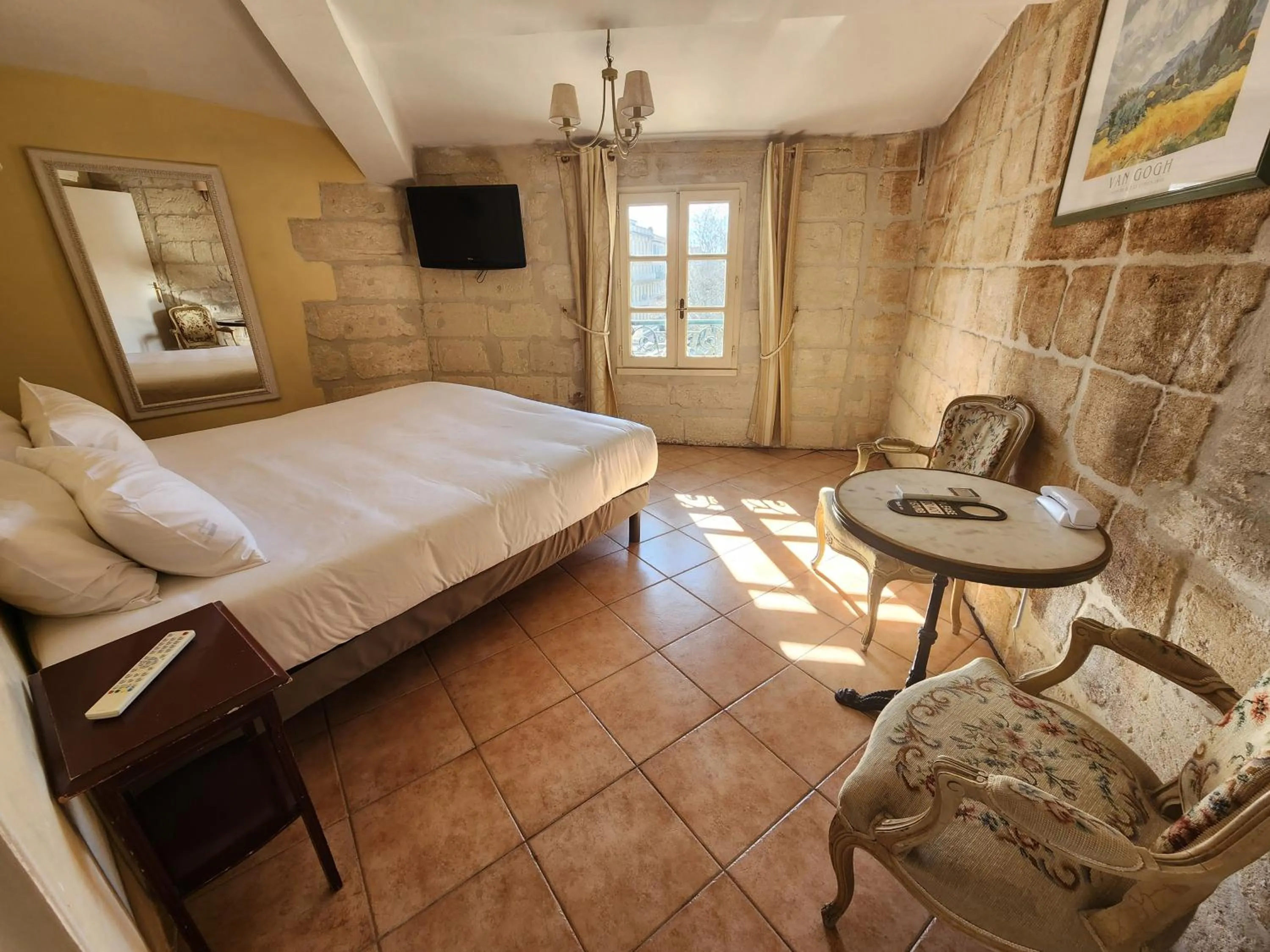 Bed in Hôtel du Palais des Papes