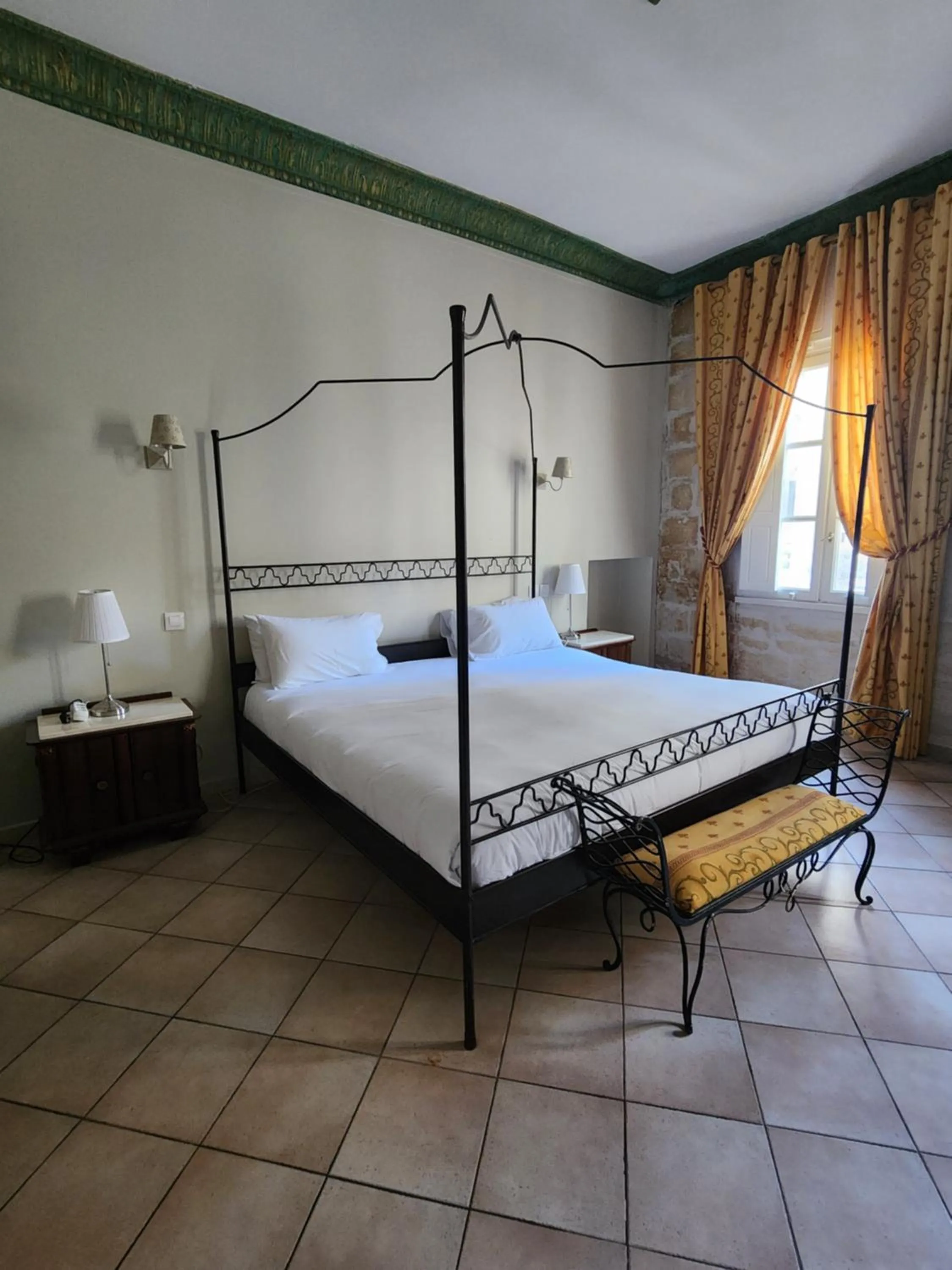 Bed in Hôtel du Palais des Papes