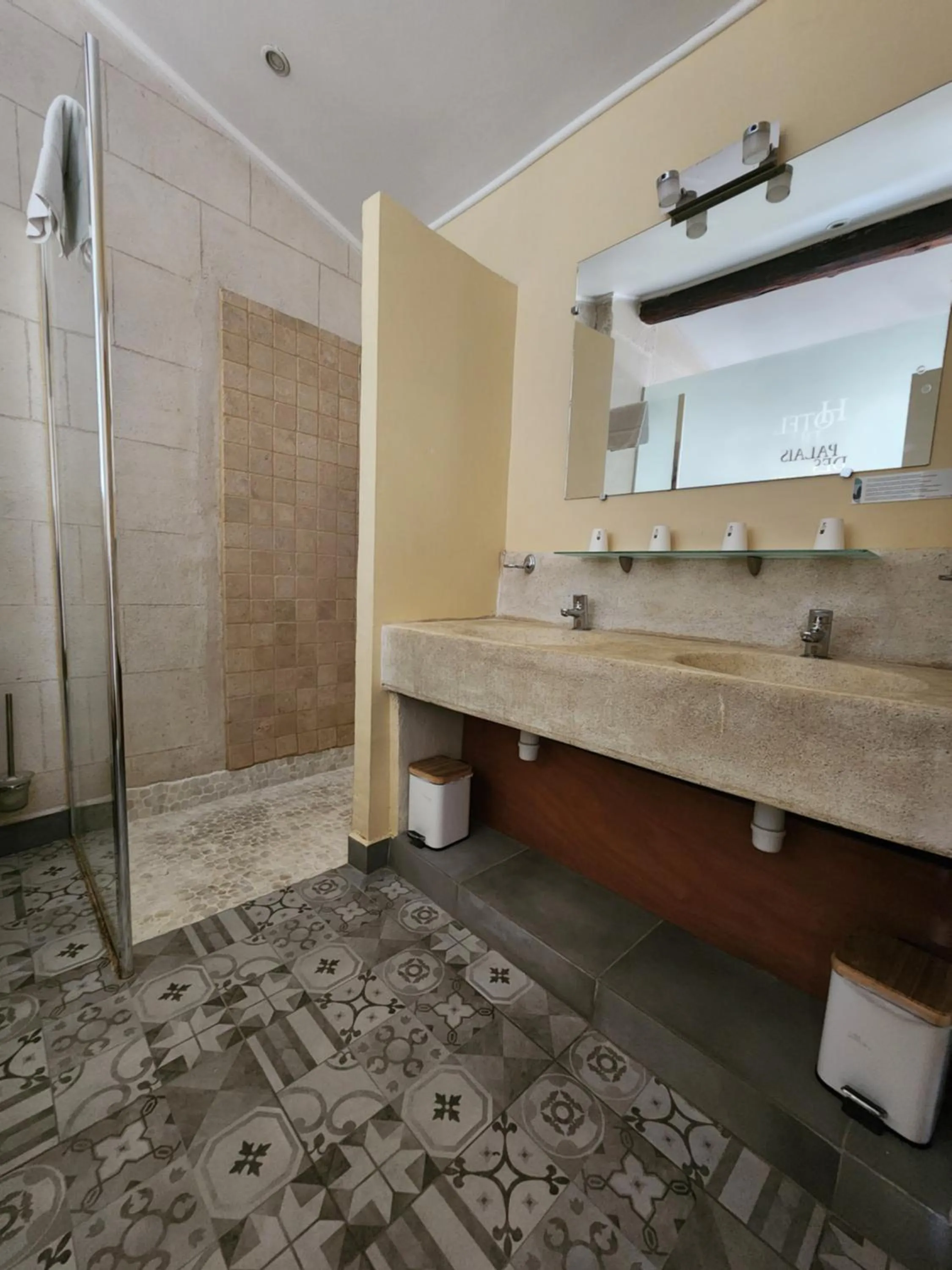 Shower in Hôtel du Palais des Papes
