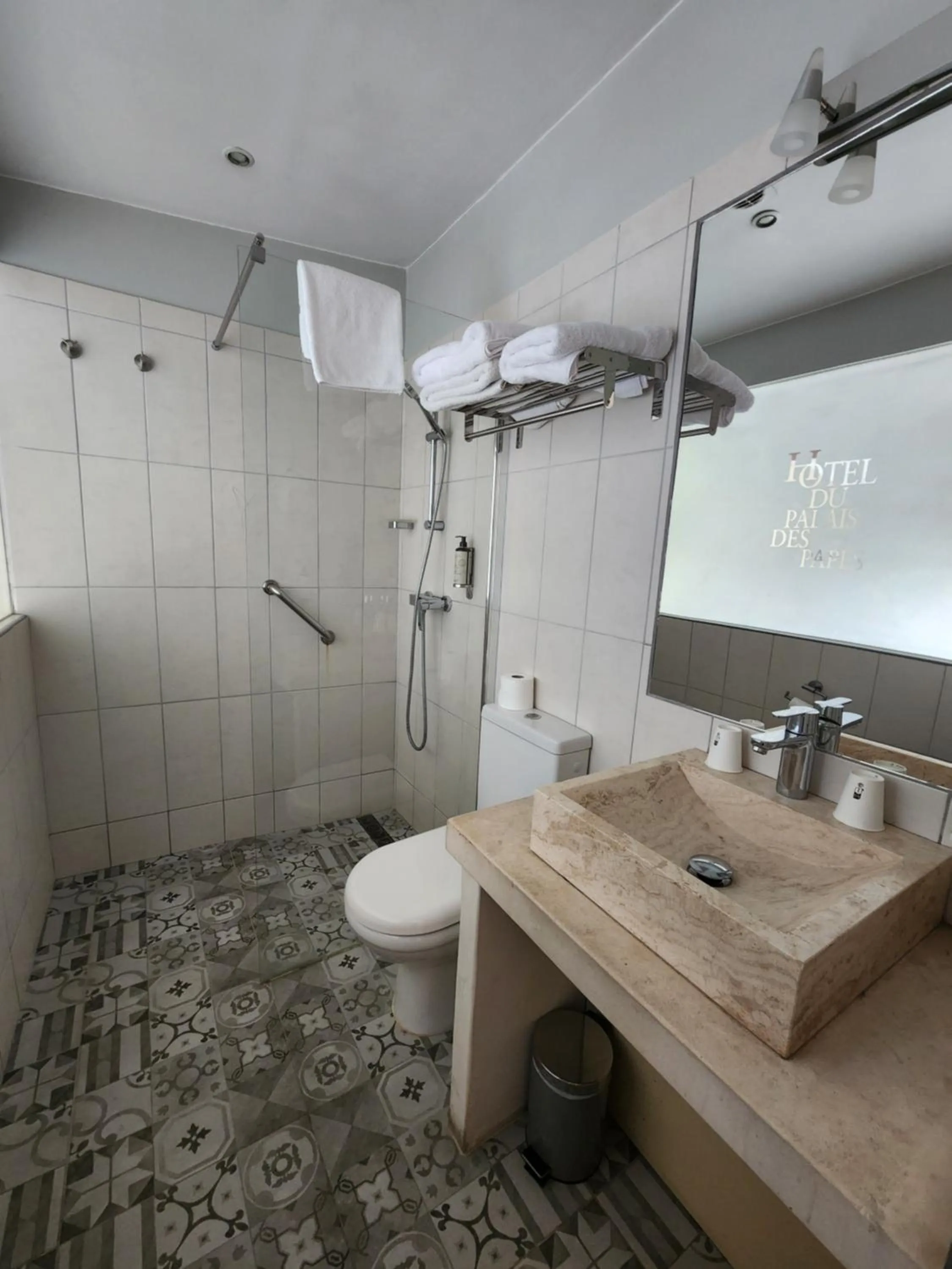 Shower in Hôtel du Palais des Papes