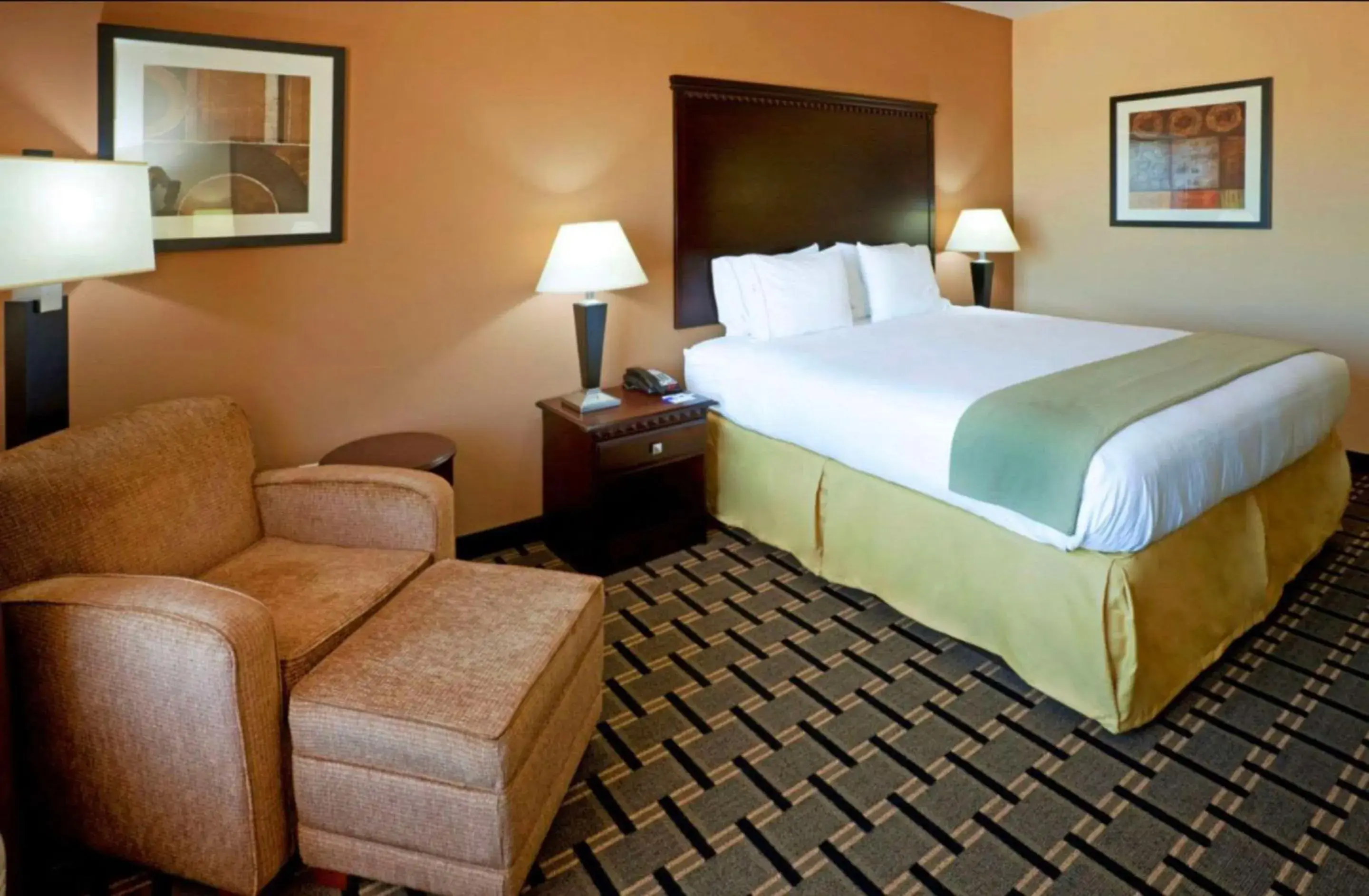 Standard King Room - Non Smoking in Comfort Inn & Suites Dallas Medical-Market Center Standard King Room - Non Smoking in Comfort Inn & Suites Dallas Medical-Market Center