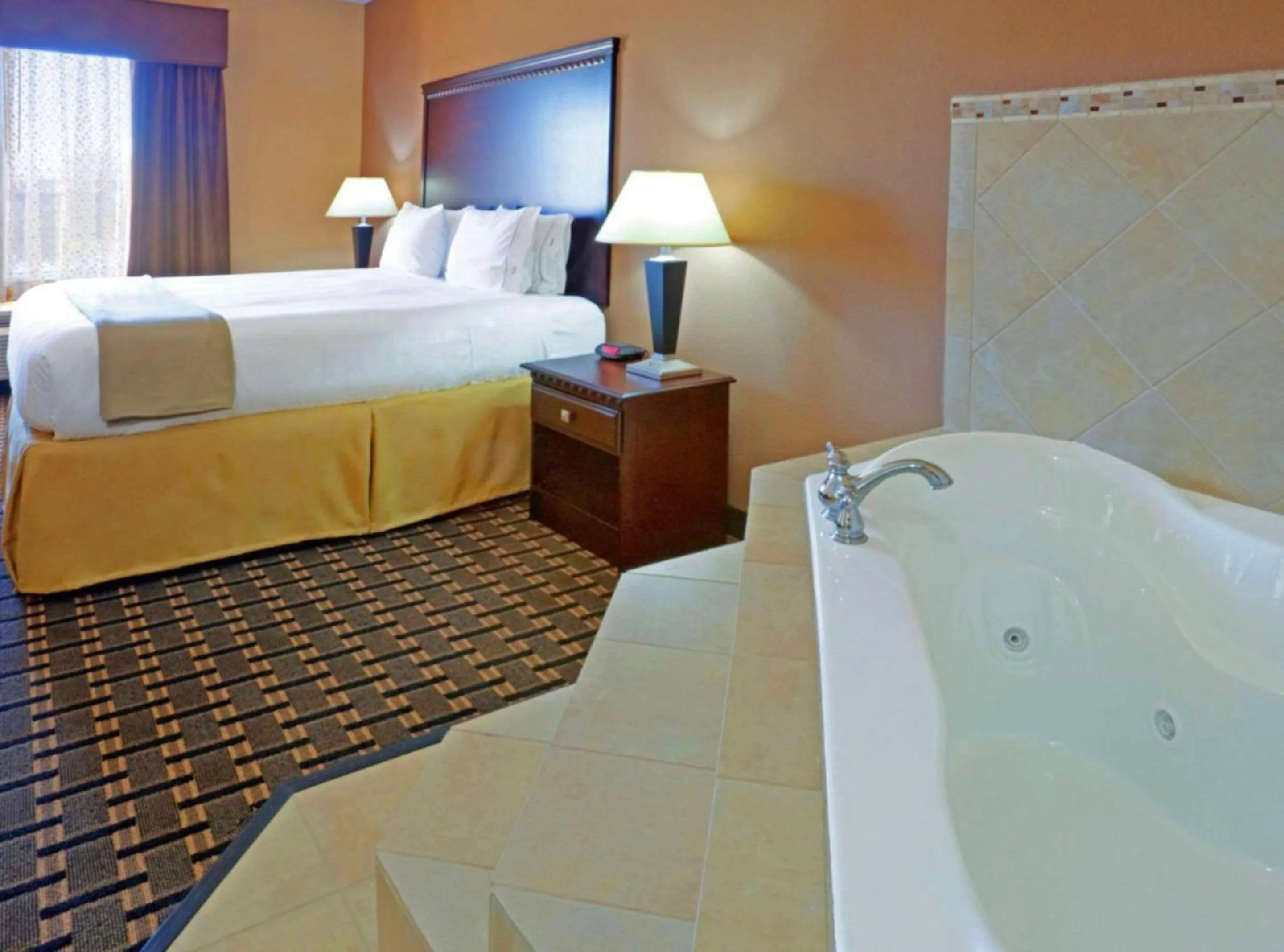 Bedroom, Bed in Comfort Inn & Suites Dallas Medical-Market Center
