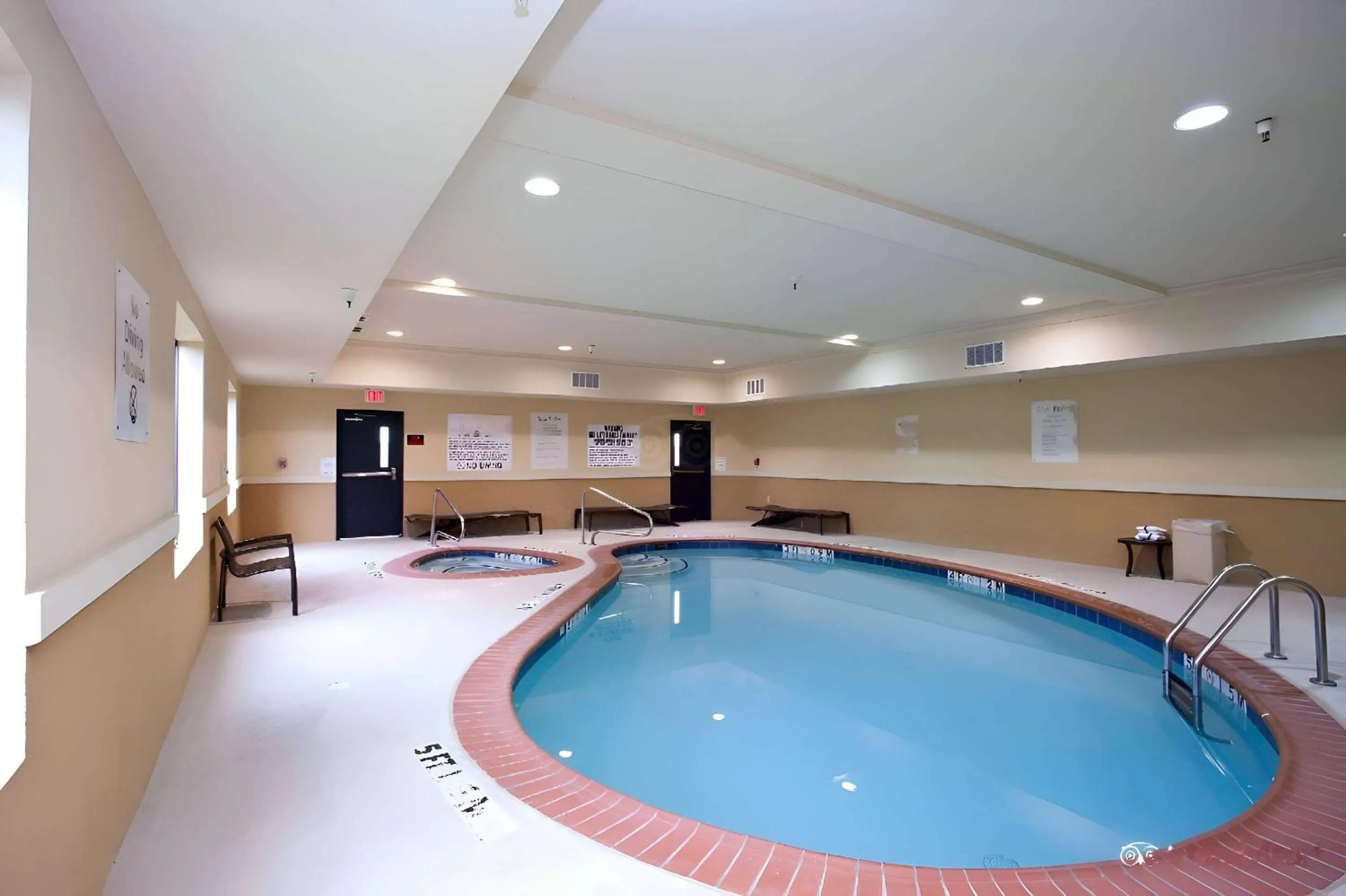 Swimming pool in Comfort Inn & Suites Dallas Medical-Market Center