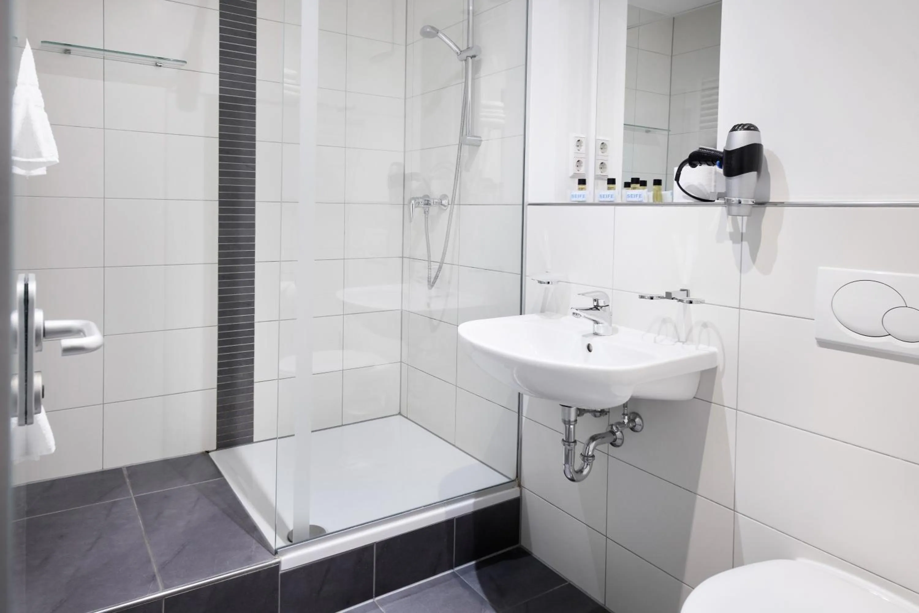 Bathroom in Hotel Villa-Bassermann, stilvoll, 2 Min zum Schloss, schnelles WLAN & Parkplatz