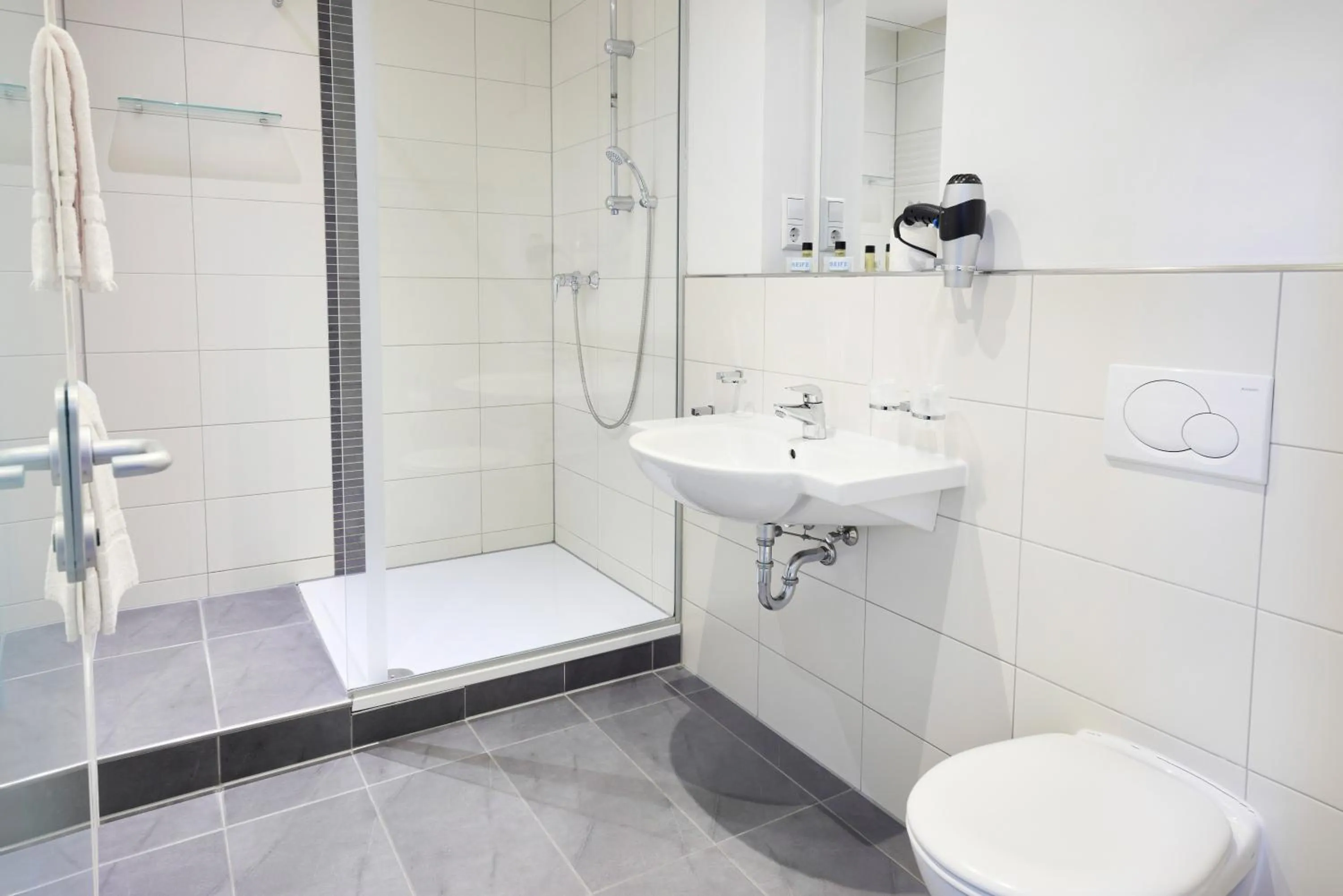 Bathroom in Hotel Villa-Bassermann, stilvoll, 2 Min zum Schloss, schnelles WLAN & Parkplatz