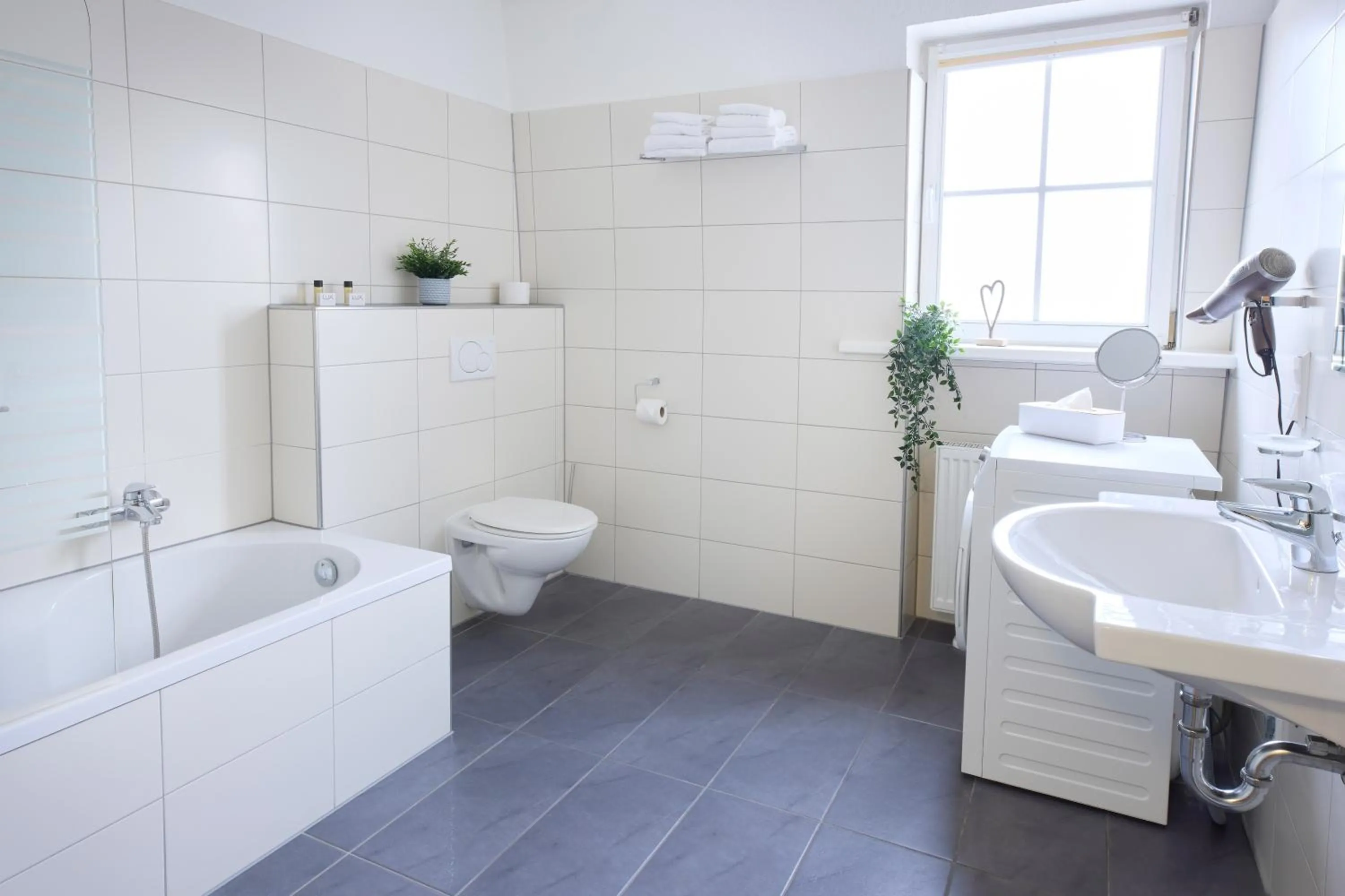 Bathroom in Hotel Villa-Bassermann, stilvoll, 2 Min zum Schloss, schnelles WLAN & Parkplatz