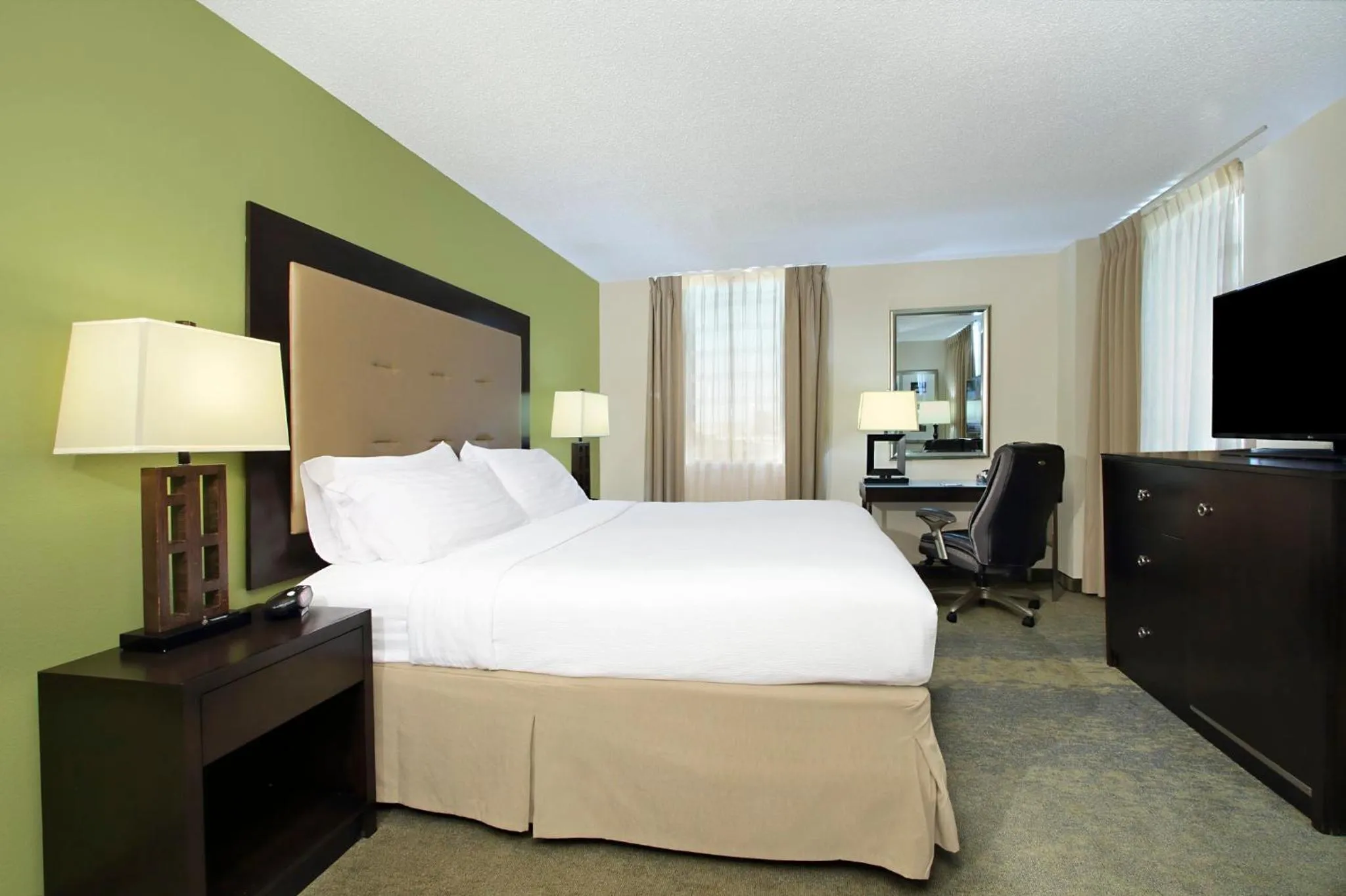 Photo of the whole room, Bed in Holiday Inn New Orleans West Bank Tower by IHG