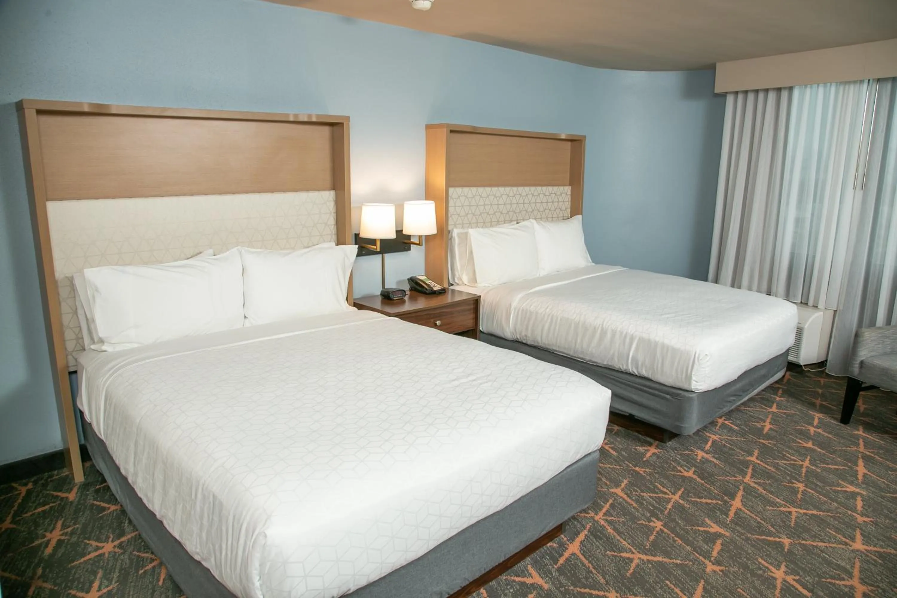 Photo of the whole room, Bed in Holiday Inn New Orleans West Bank Tower by IHG