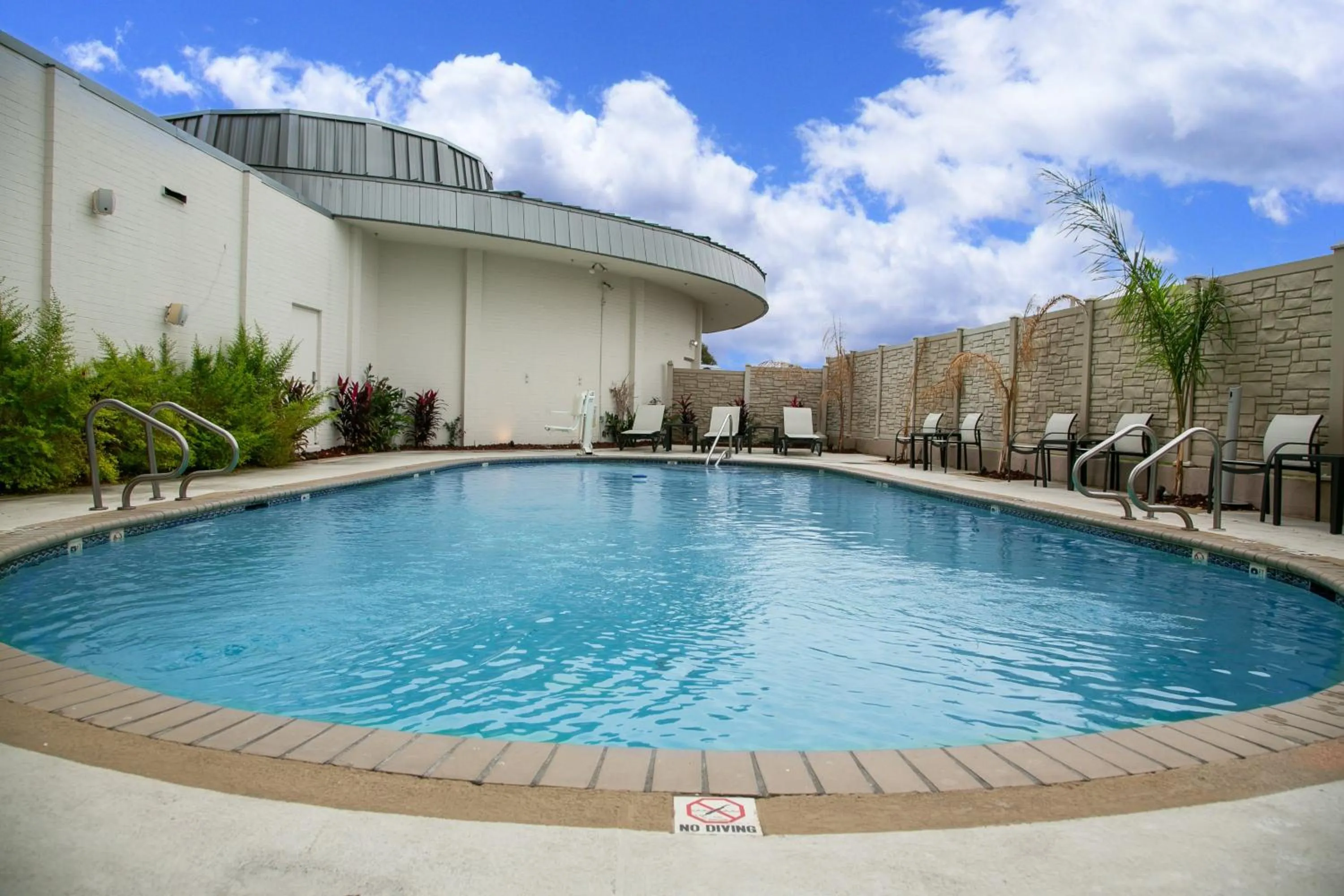 Swimming pool in Holiday Inn New Orleans West Bank Tower by IHG