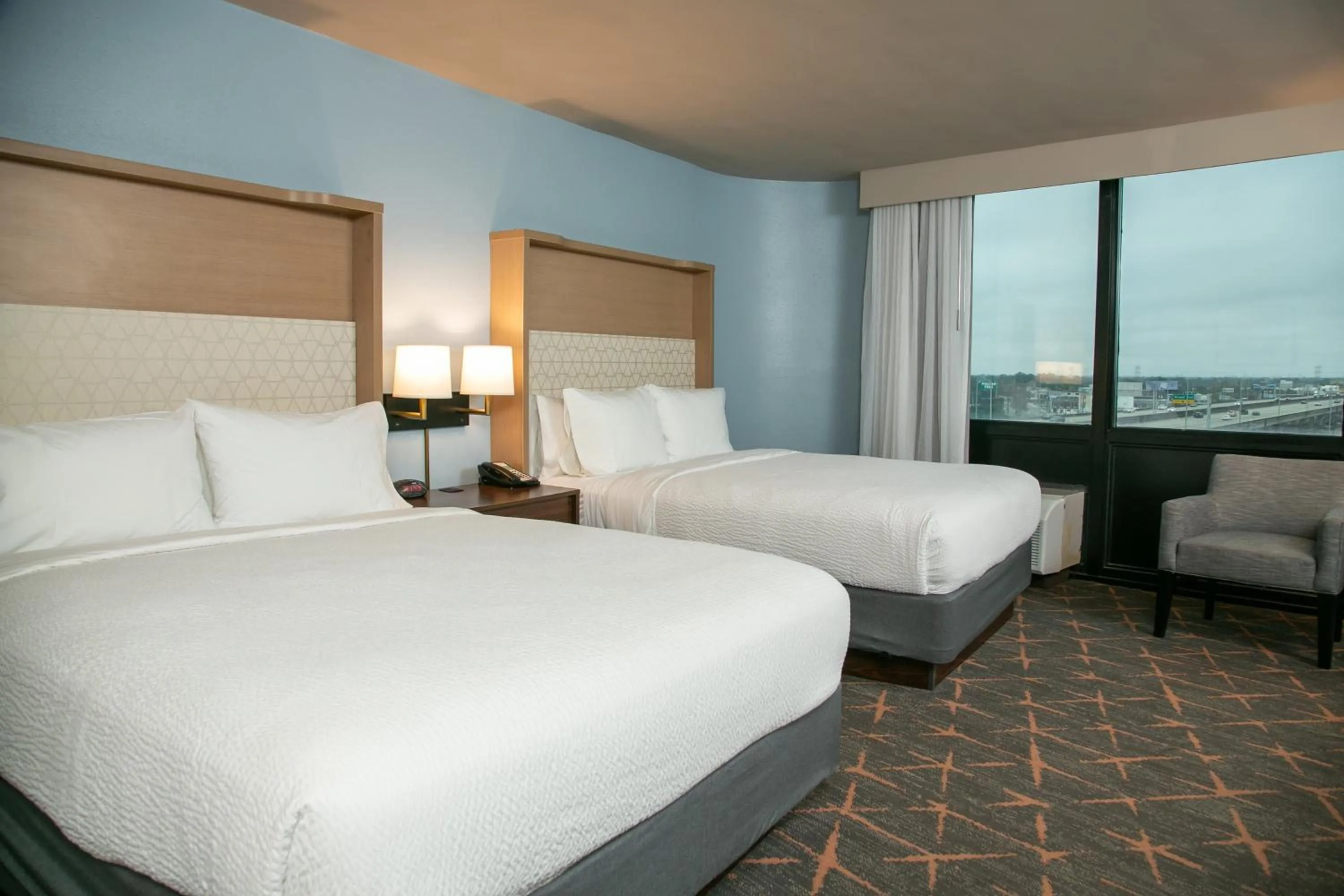 Photo of the whole room, Bed in Holiday Inn New Orleans West Bank Tower by IHG