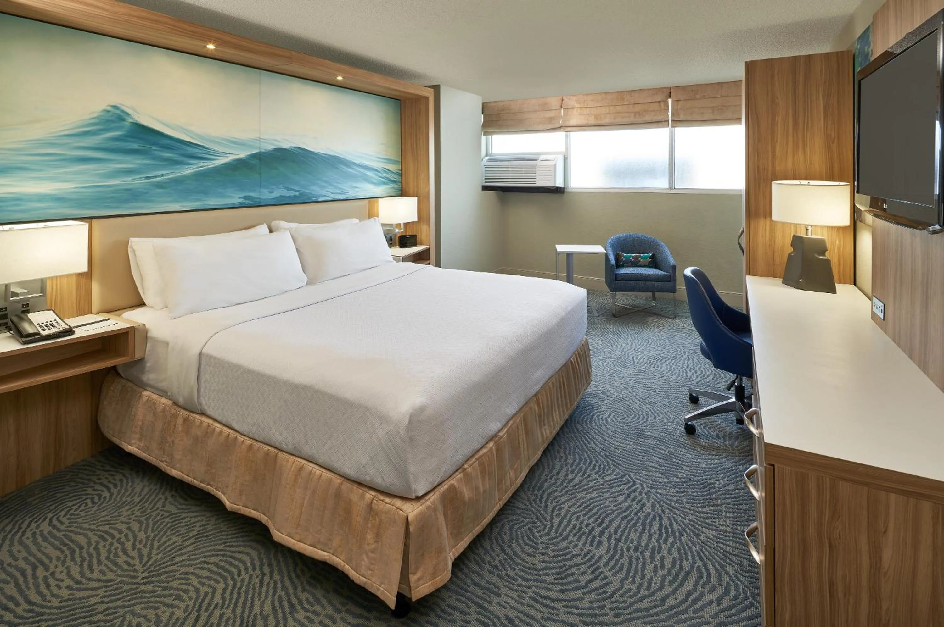 Photo of the whole room, Bed in Crowne Plaza Melbourne-Oceanfront by IHG