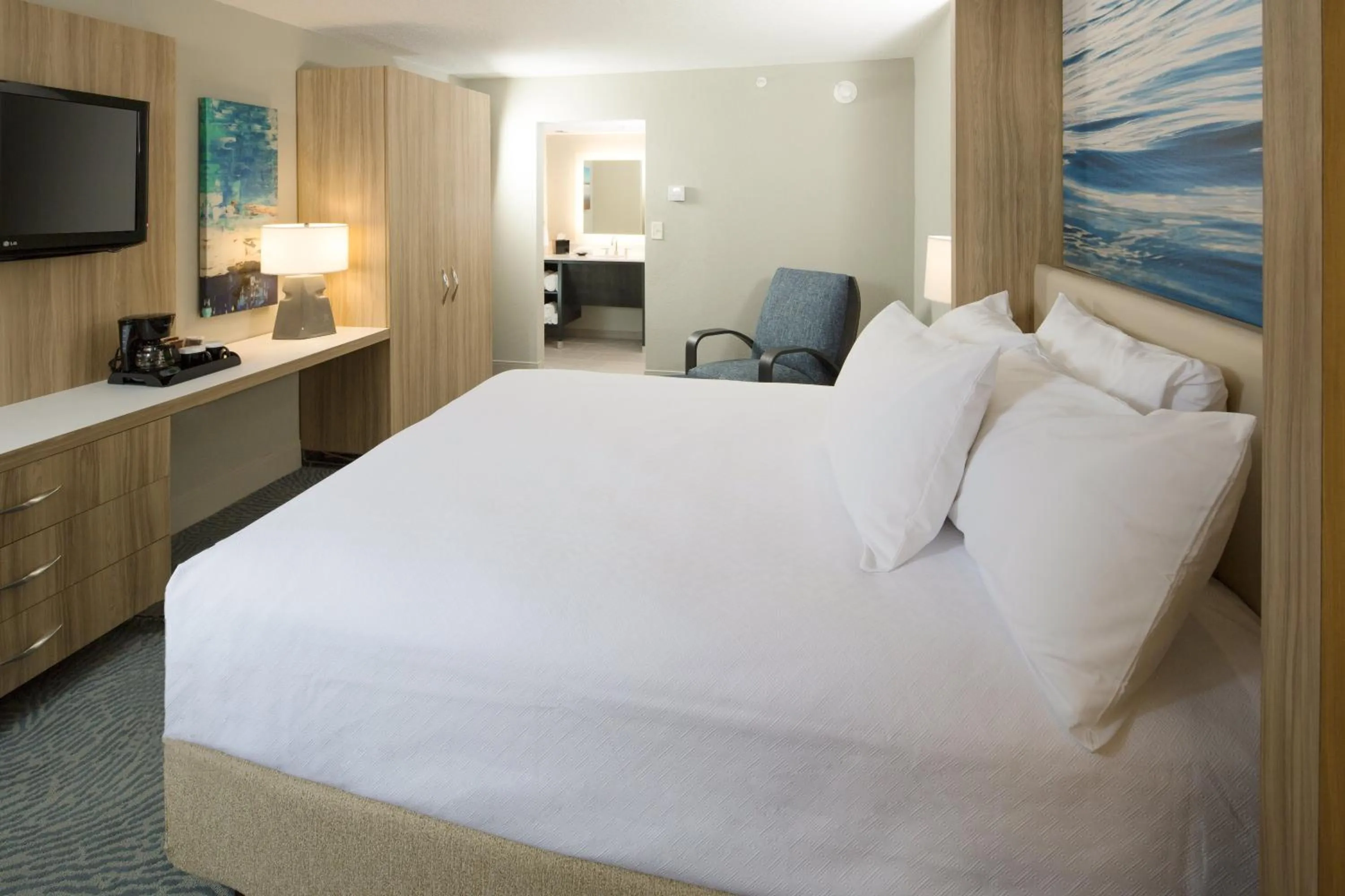 Photo of the whole room, Bed in Crowne Plaza Melbourne-Oceanfront by IHG