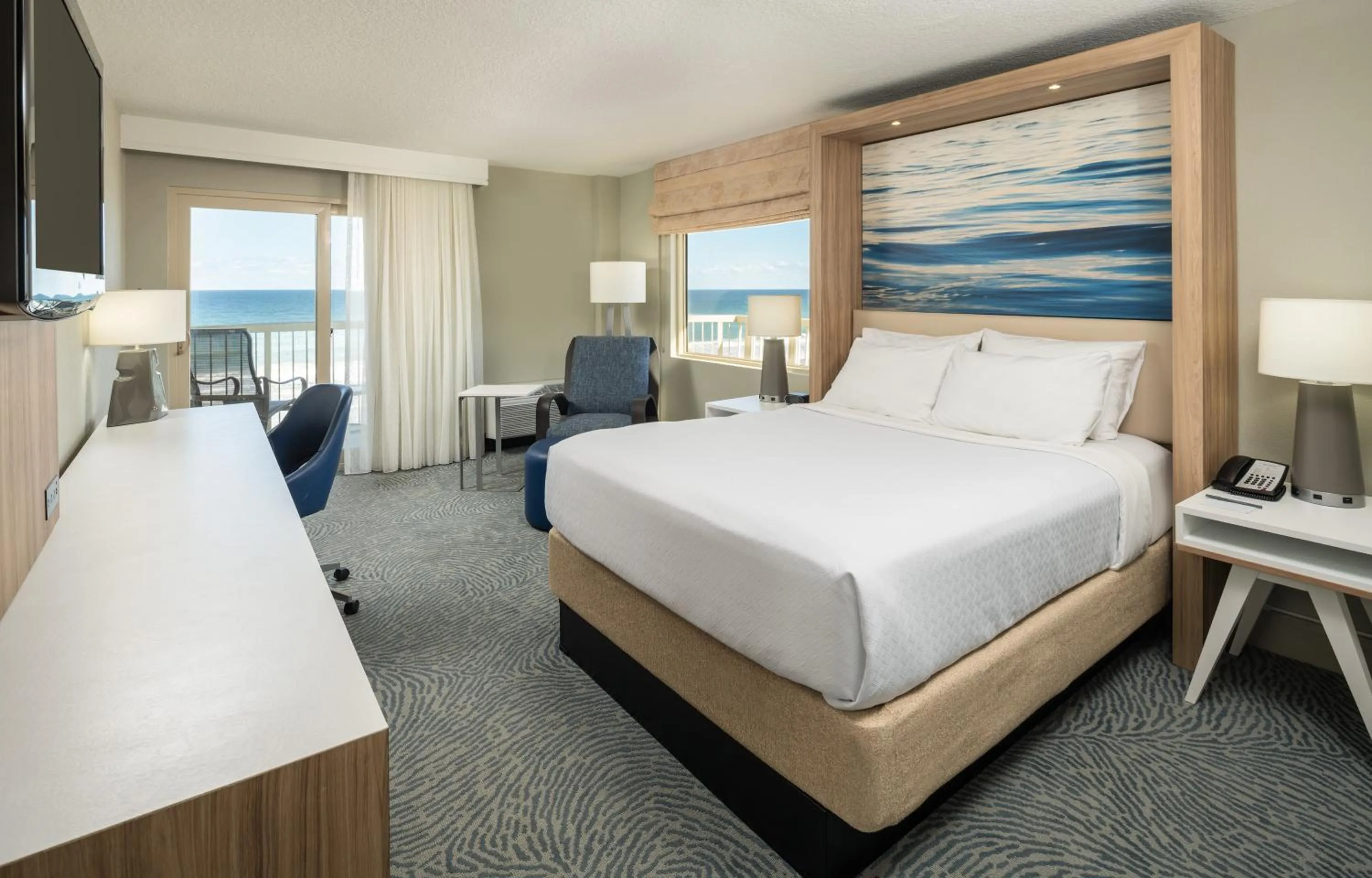 Balcony/Terrace, Bed in Crowne Plaza Melbourne-Oceanfront by IHG