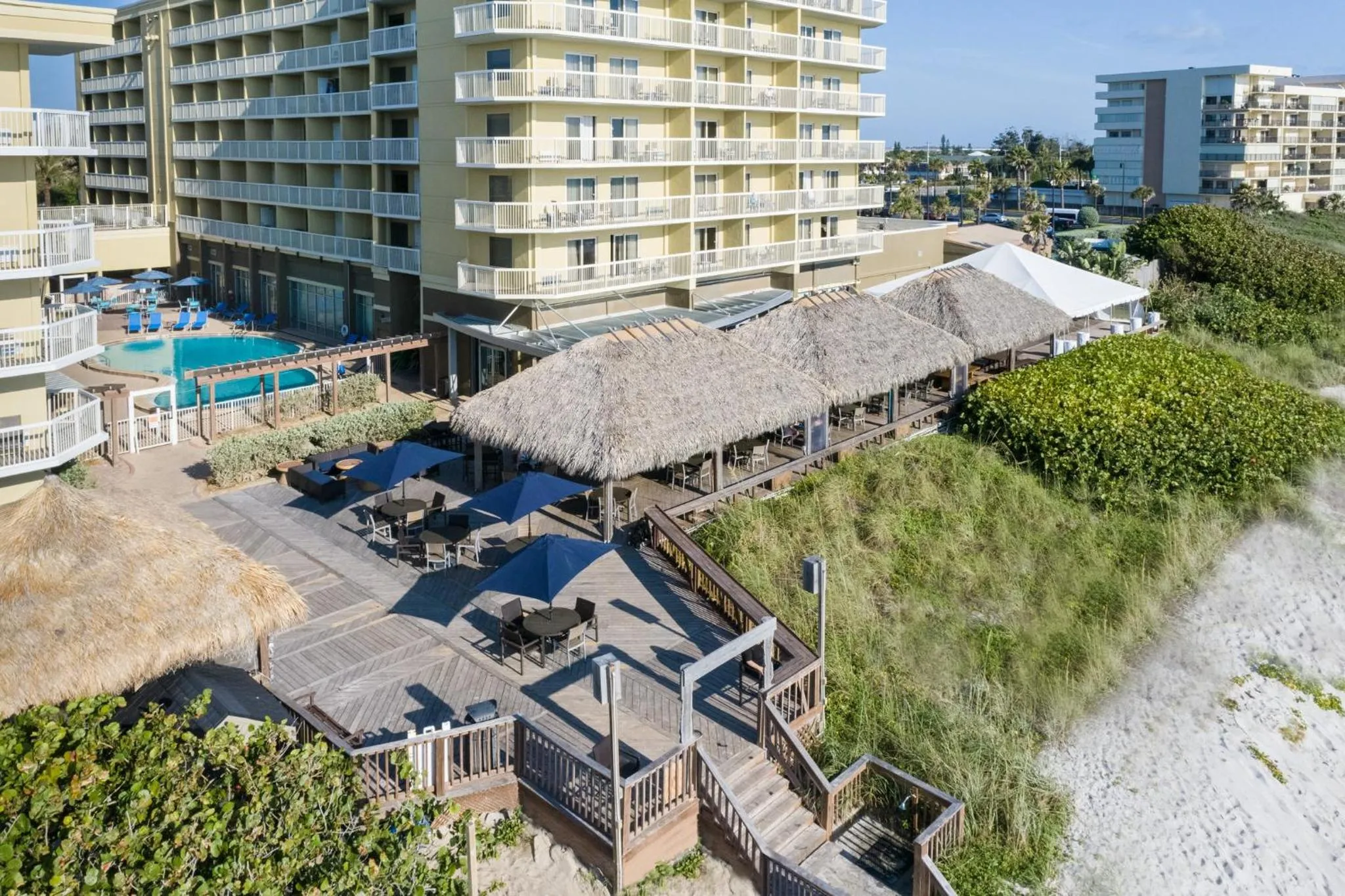 Lounge or bar in Crowne Plaza Melbourne-Oceanfront by IHG