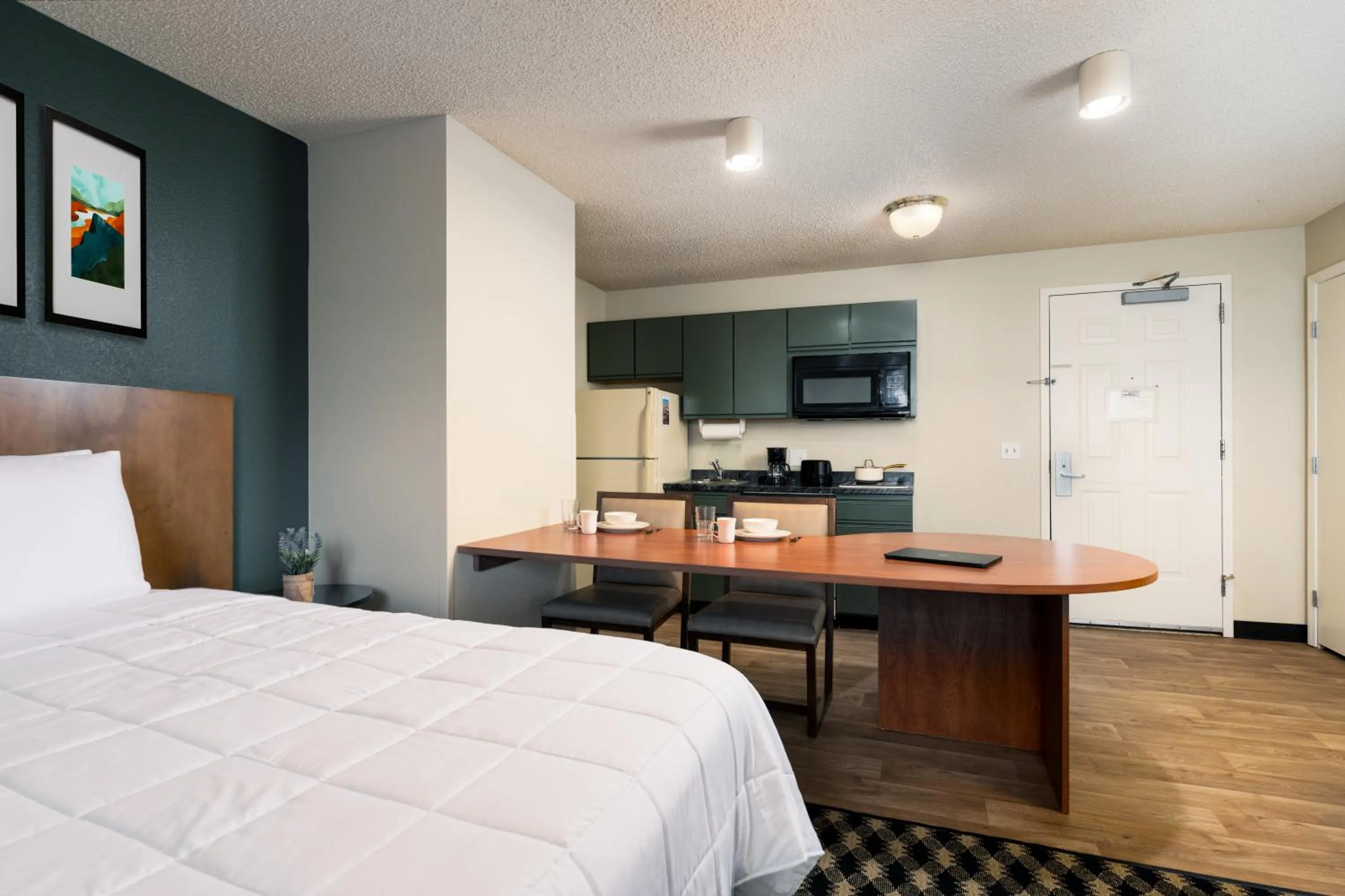 Kitchen or kitchenette, Bed in MCM Elegante Suites