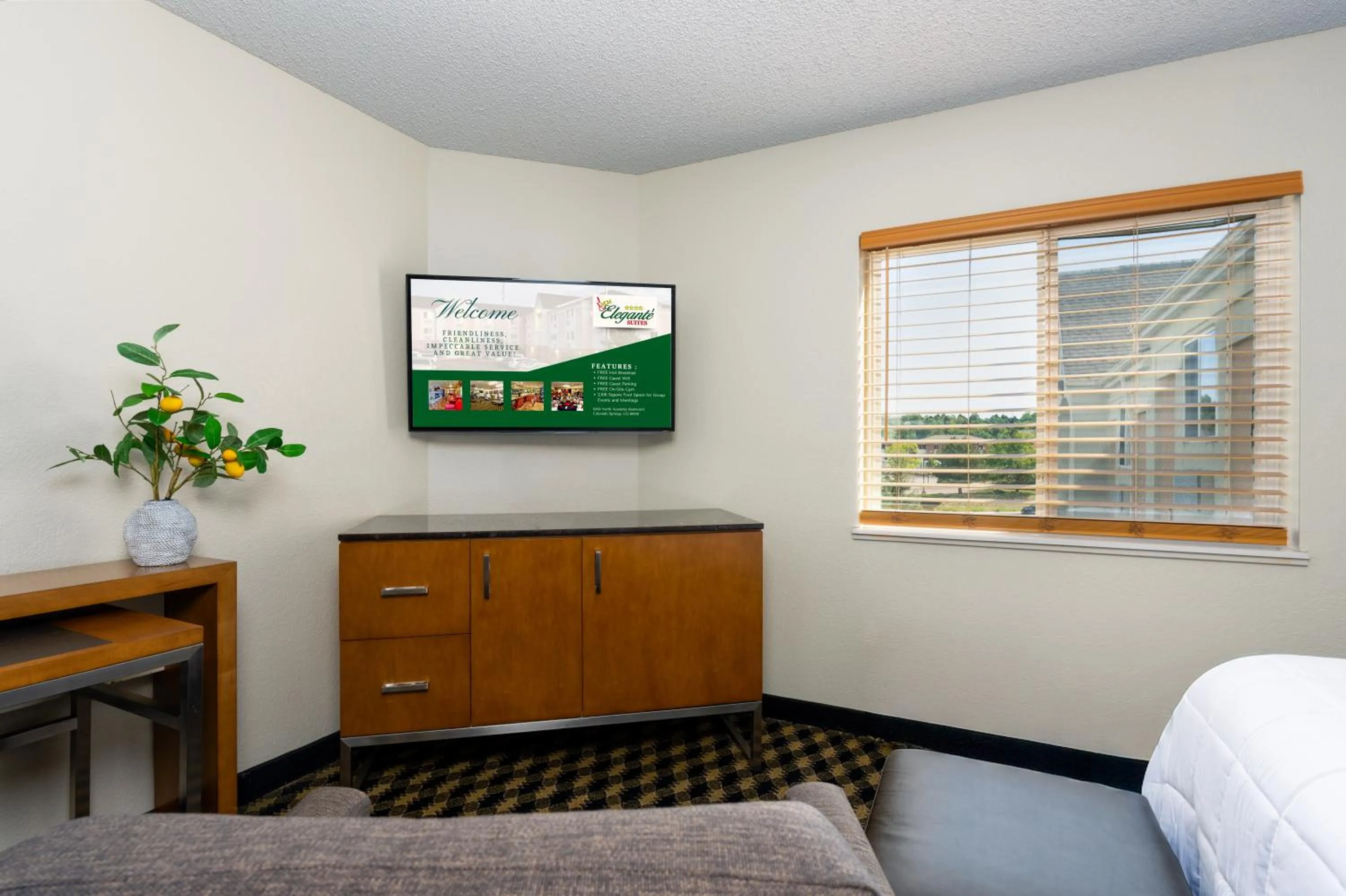 TV and multimedia, Bed in MCM Elegante Suites