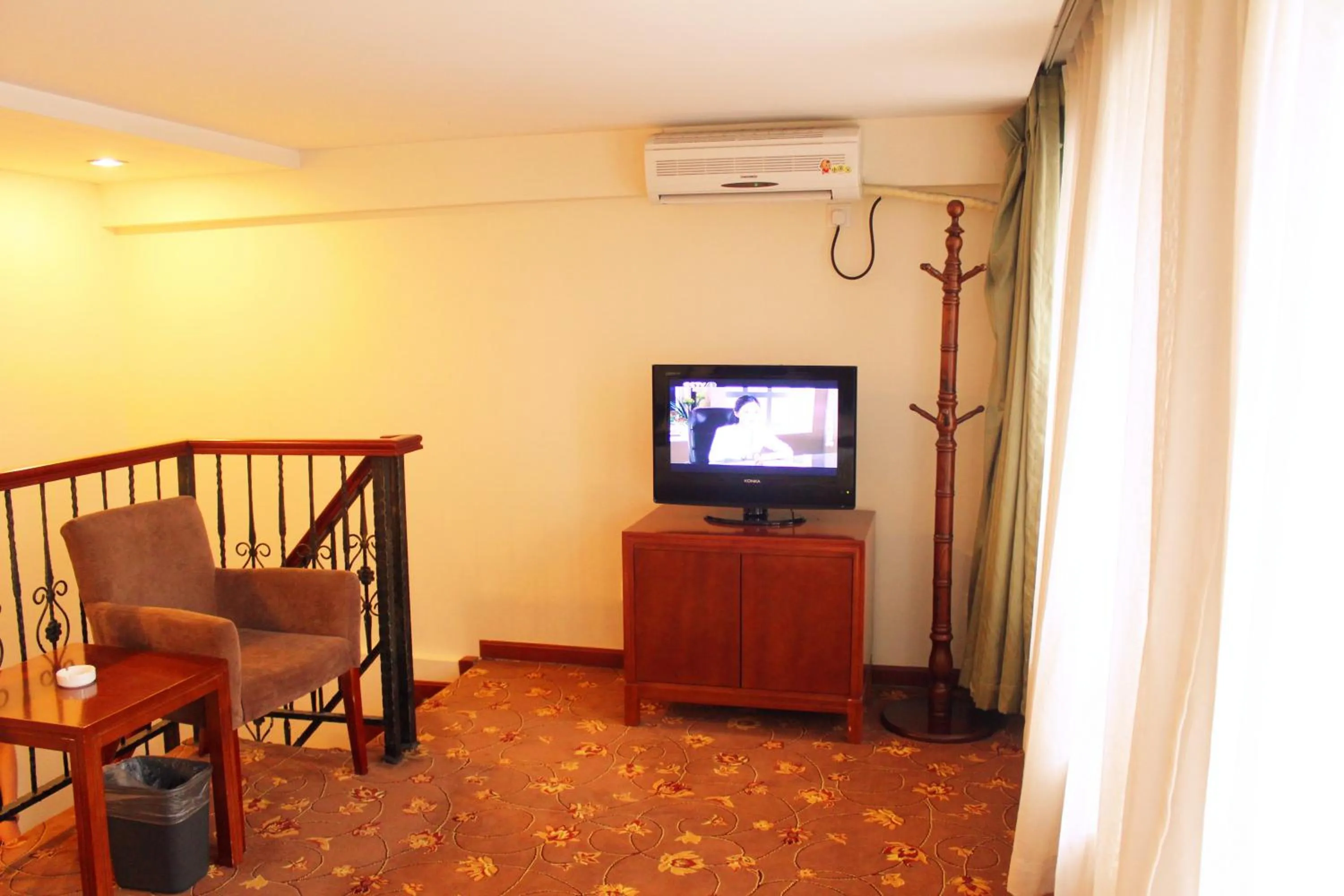 Seating area in King Parkview Hotel