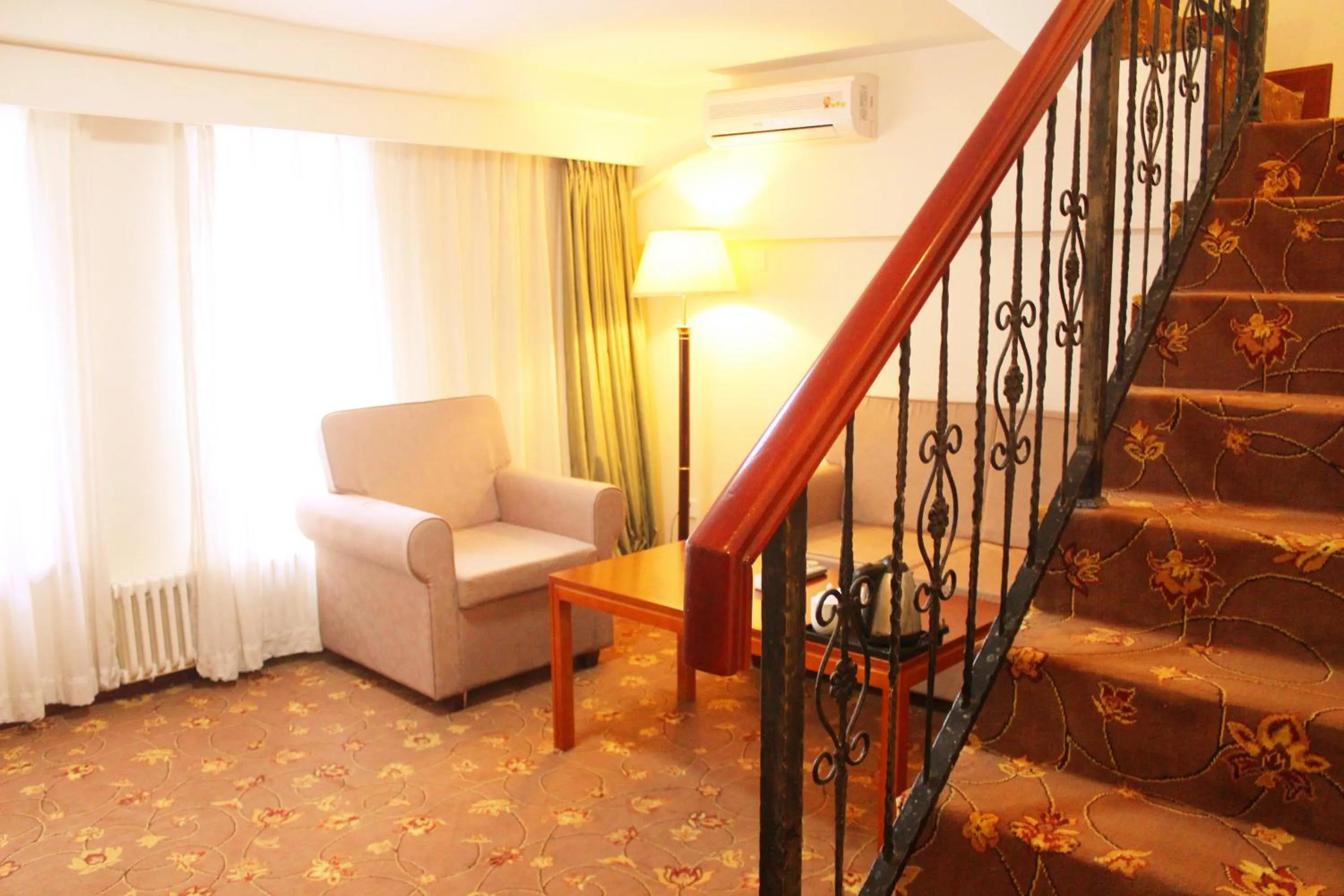 Seating area in King Parkview Hotel