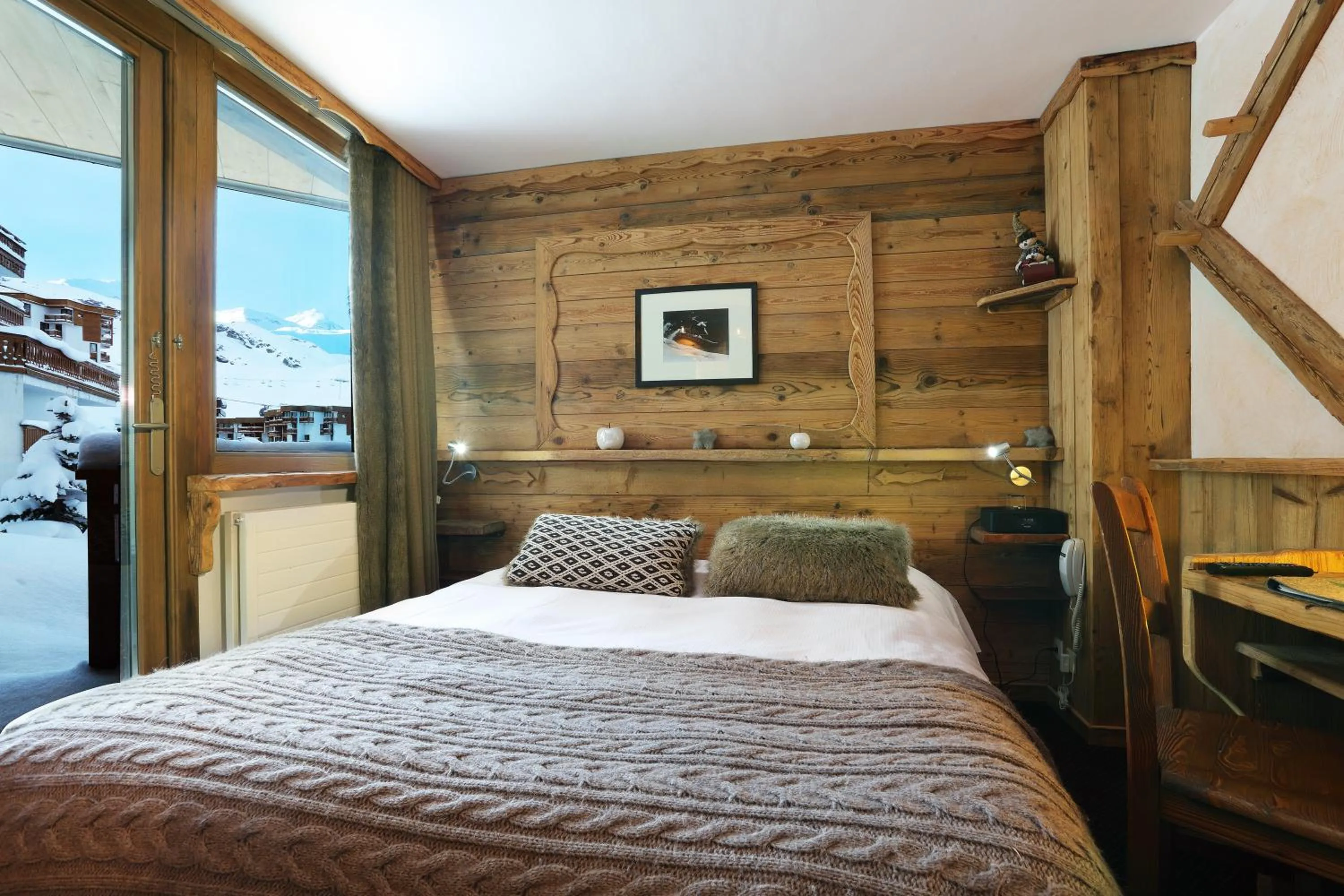 Photo of the whole room, Bed in Hotel 3 Vallées Val Thorens