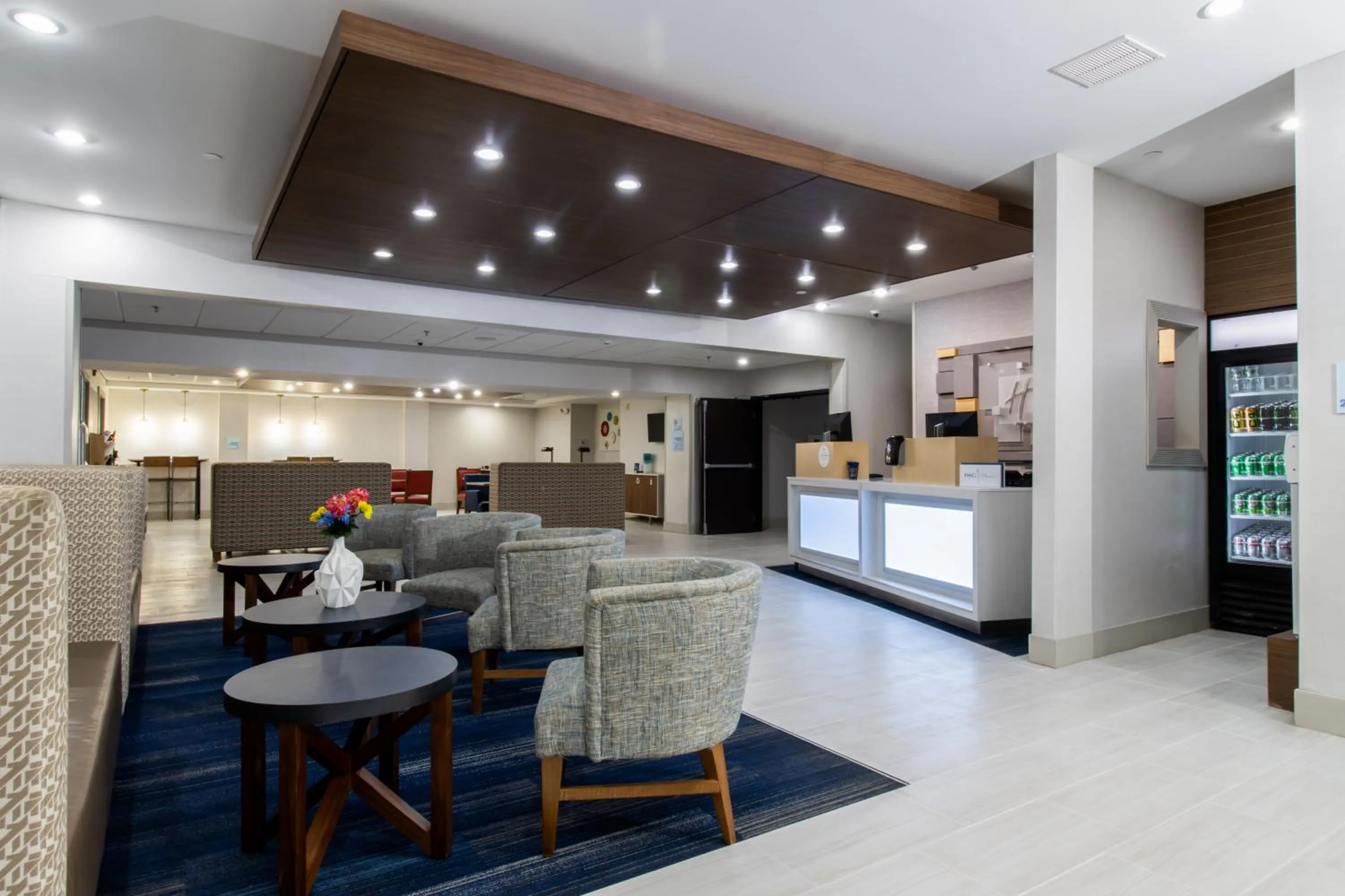 Lobby or reception in Holiday Inn Express Hotel & Suites Swansea by IHG
