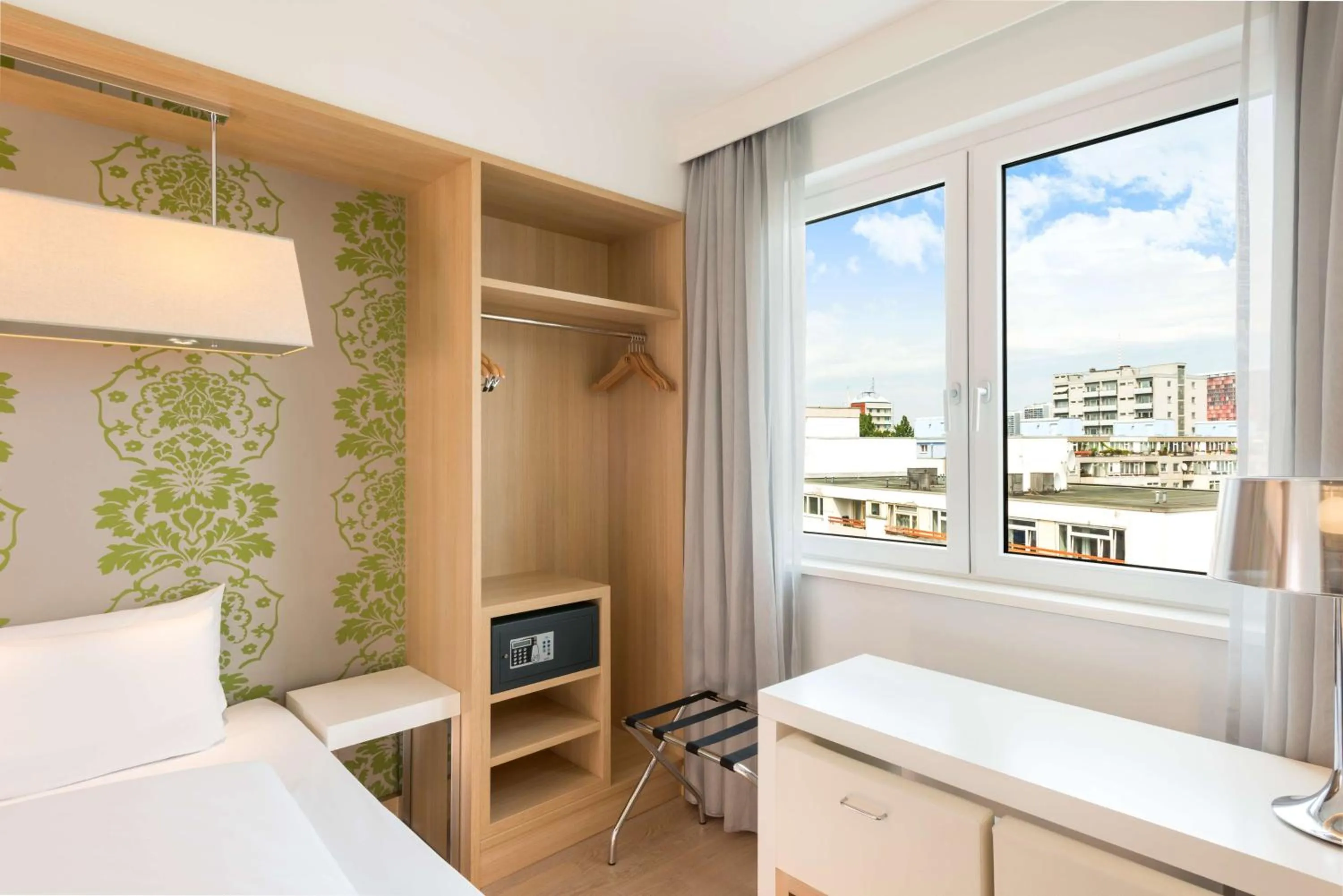 Photo of the whole room, Bed in NH Berlin Potsdamer Platz