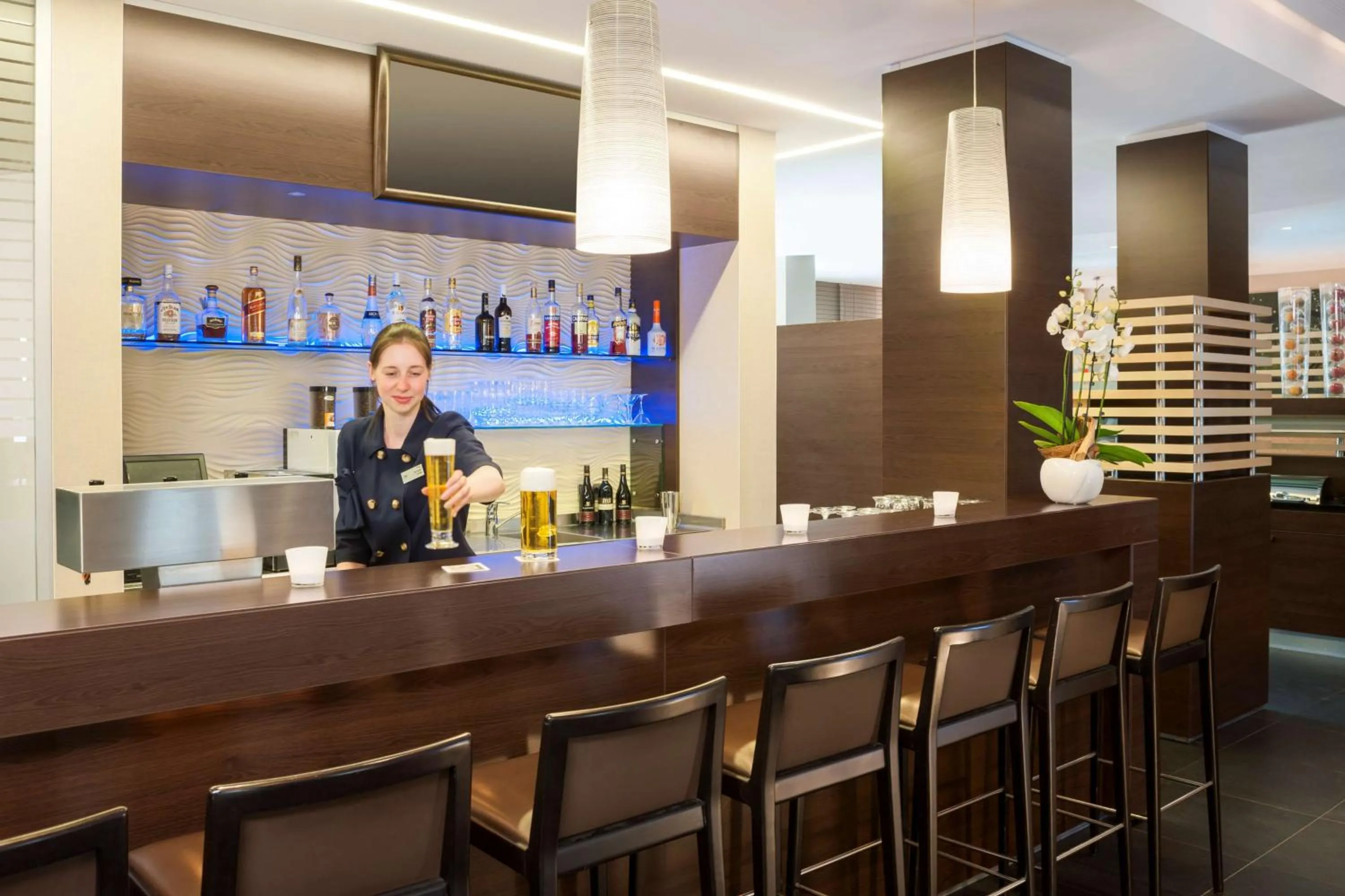 Lounge or bar in NH Berlin Potsdamer Platz