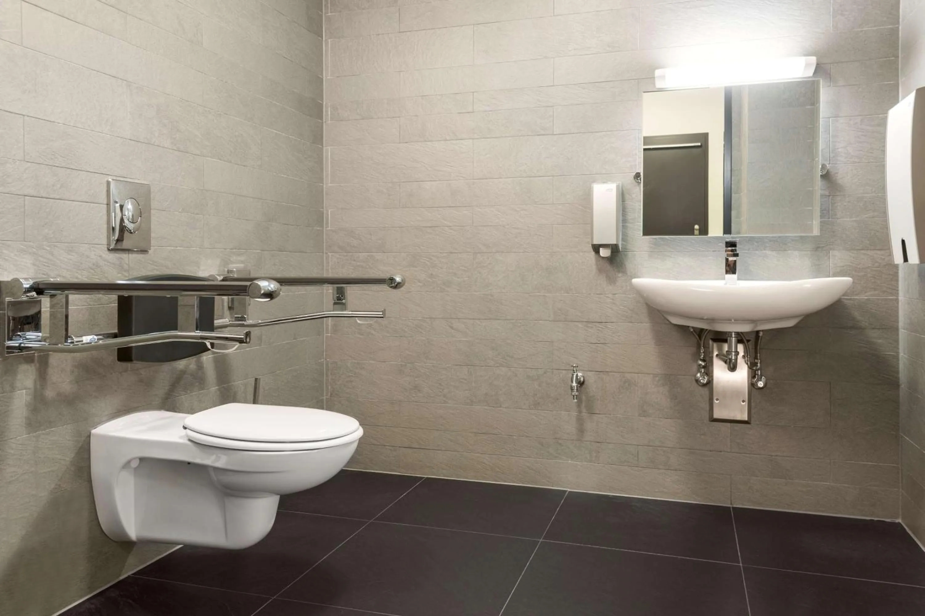 Bathroom in NH Berlin Potsdamer Platz