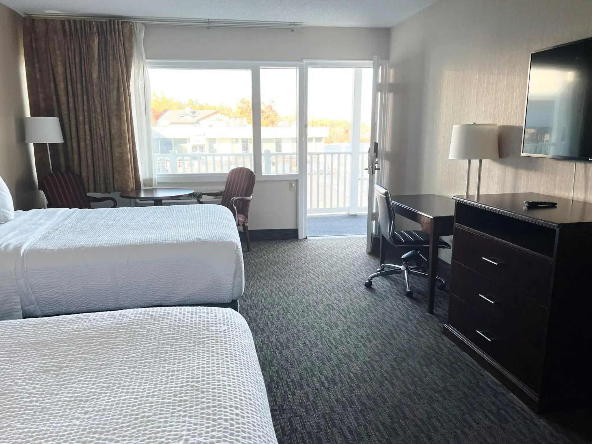 Poolside Two Queens in Georgian Lakeside Resort Poolside Two Queens in Georgian Lakeside Resort