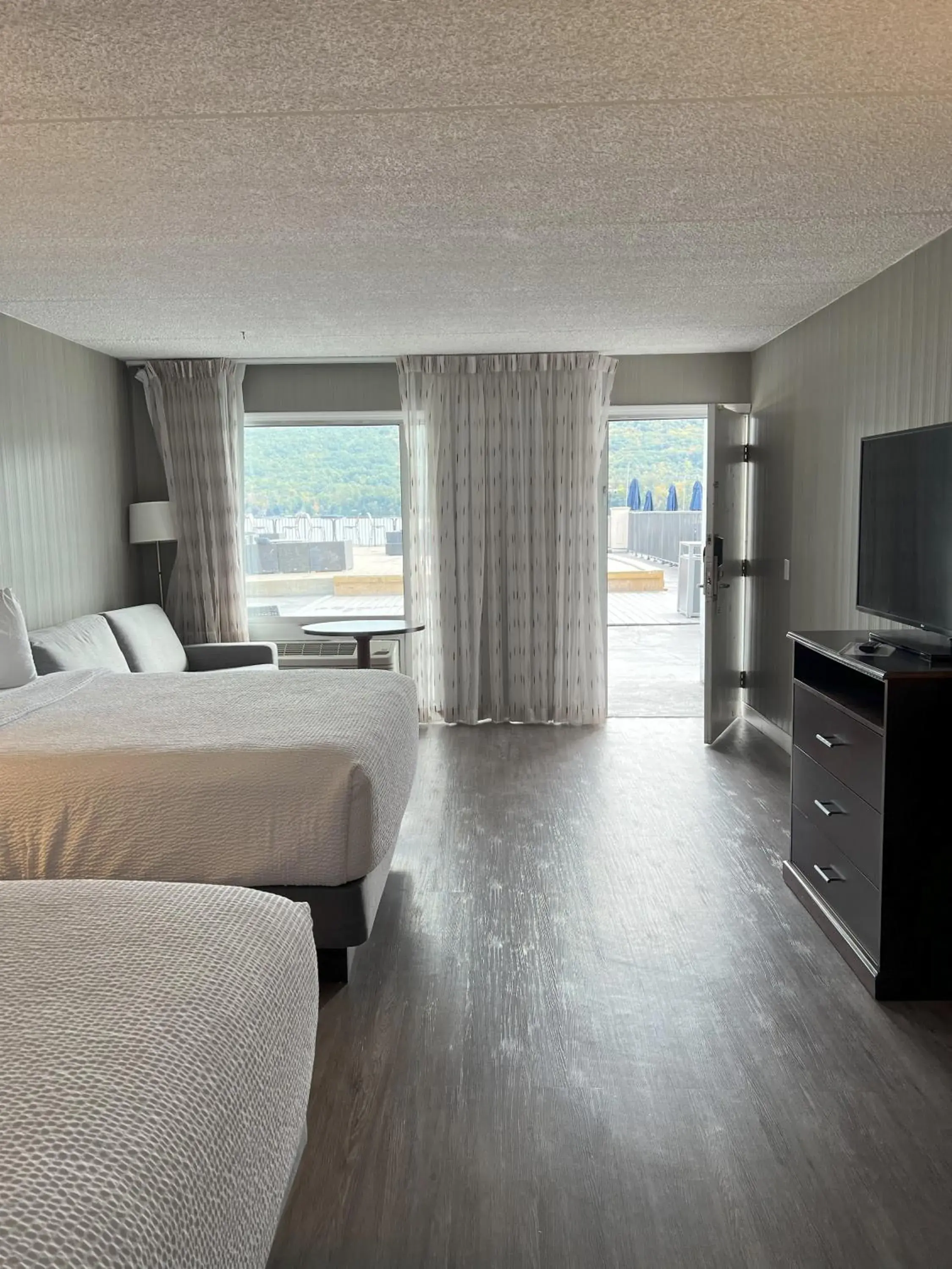 Poolside Jacuzzi Suite in Georgian Lakeside Resort Poolside Jacuzzi Suite in Georgian Lakeside Resort