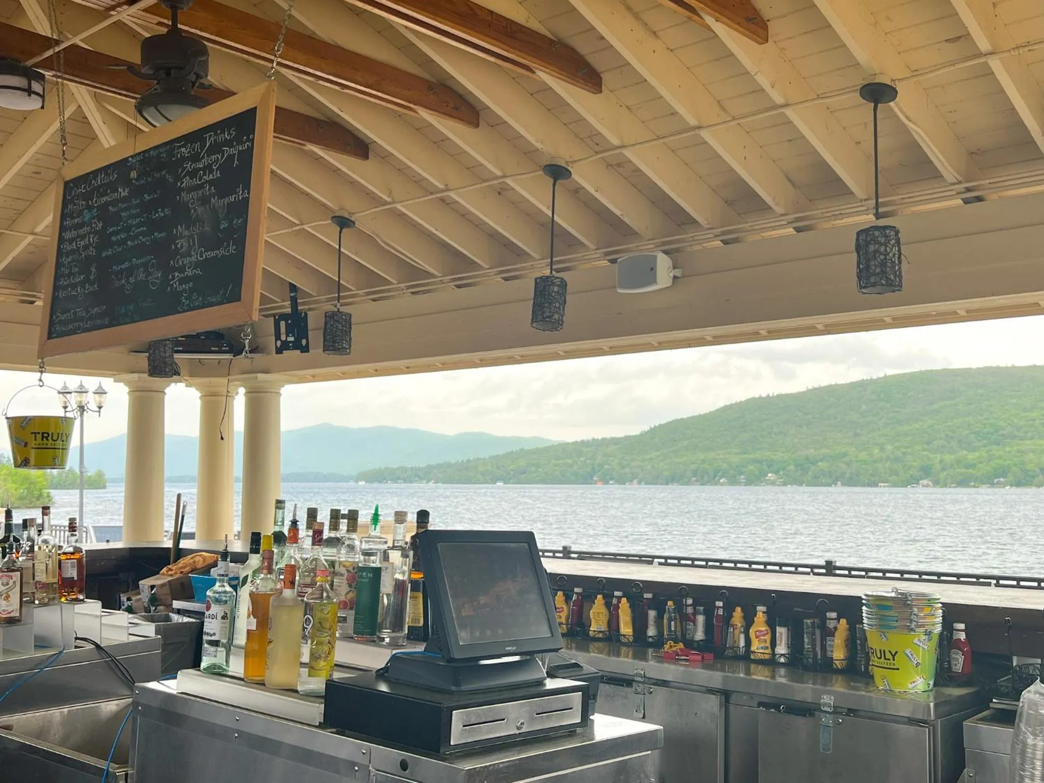 Restaurant/places to eat in Georgian Lakeside Resort