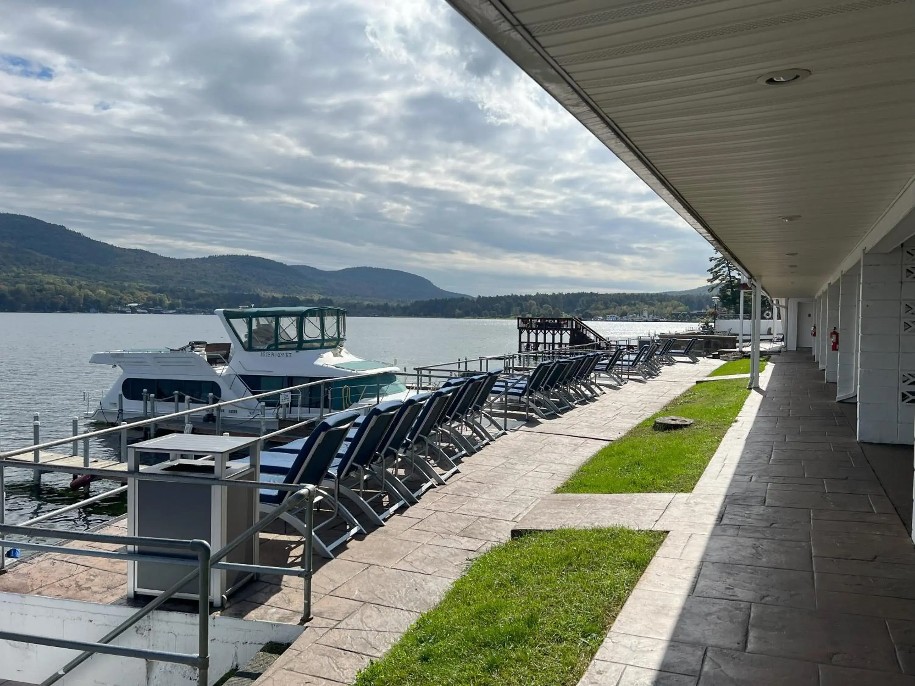 Lakefront Two Queens in Georgian Lakeside Resort Lakefront Two Queens in Georgian Lakeside Resort