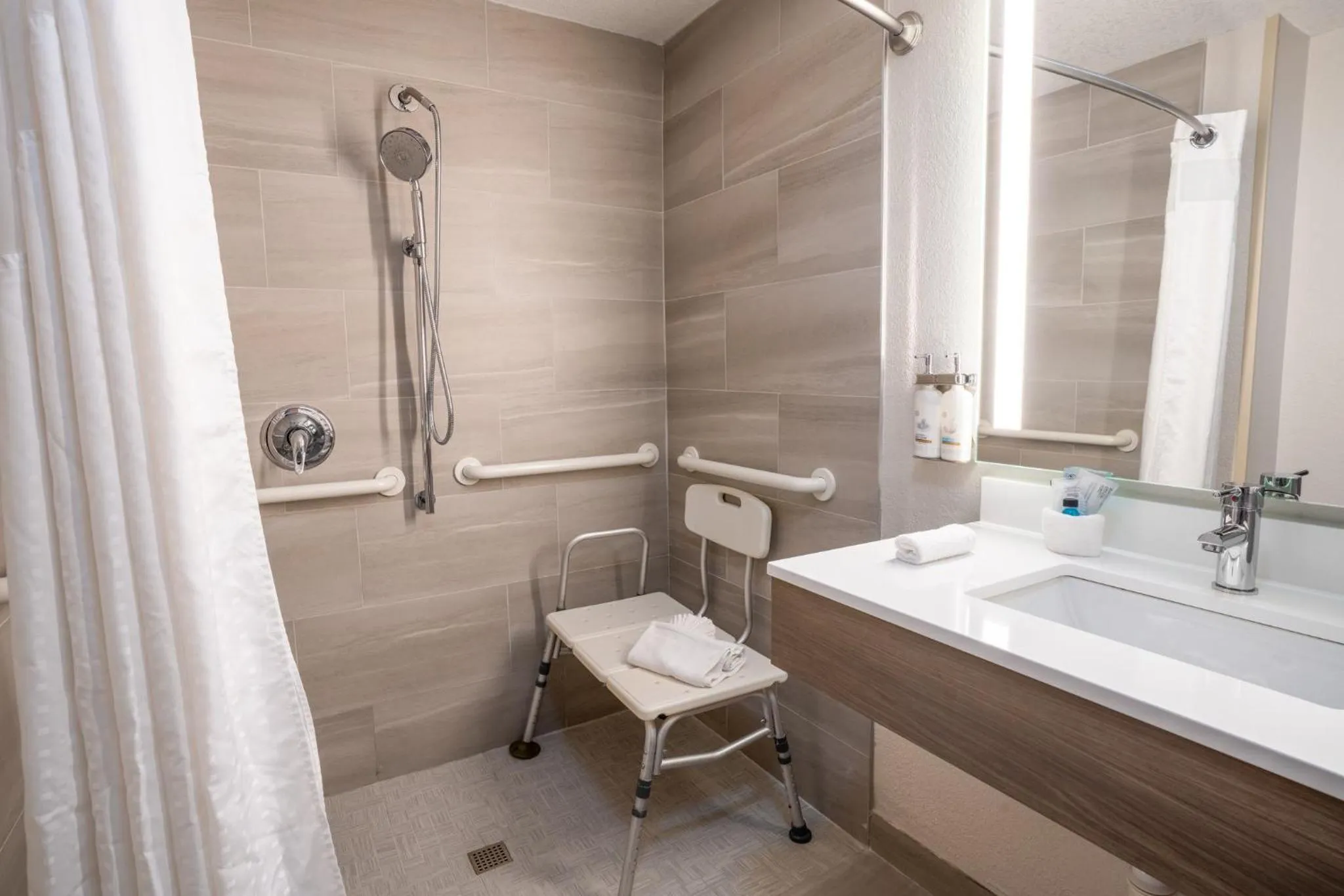 Photo of the whole room in Holiday Inn Express Hotel & Suites Orange City - Deltona by IHG