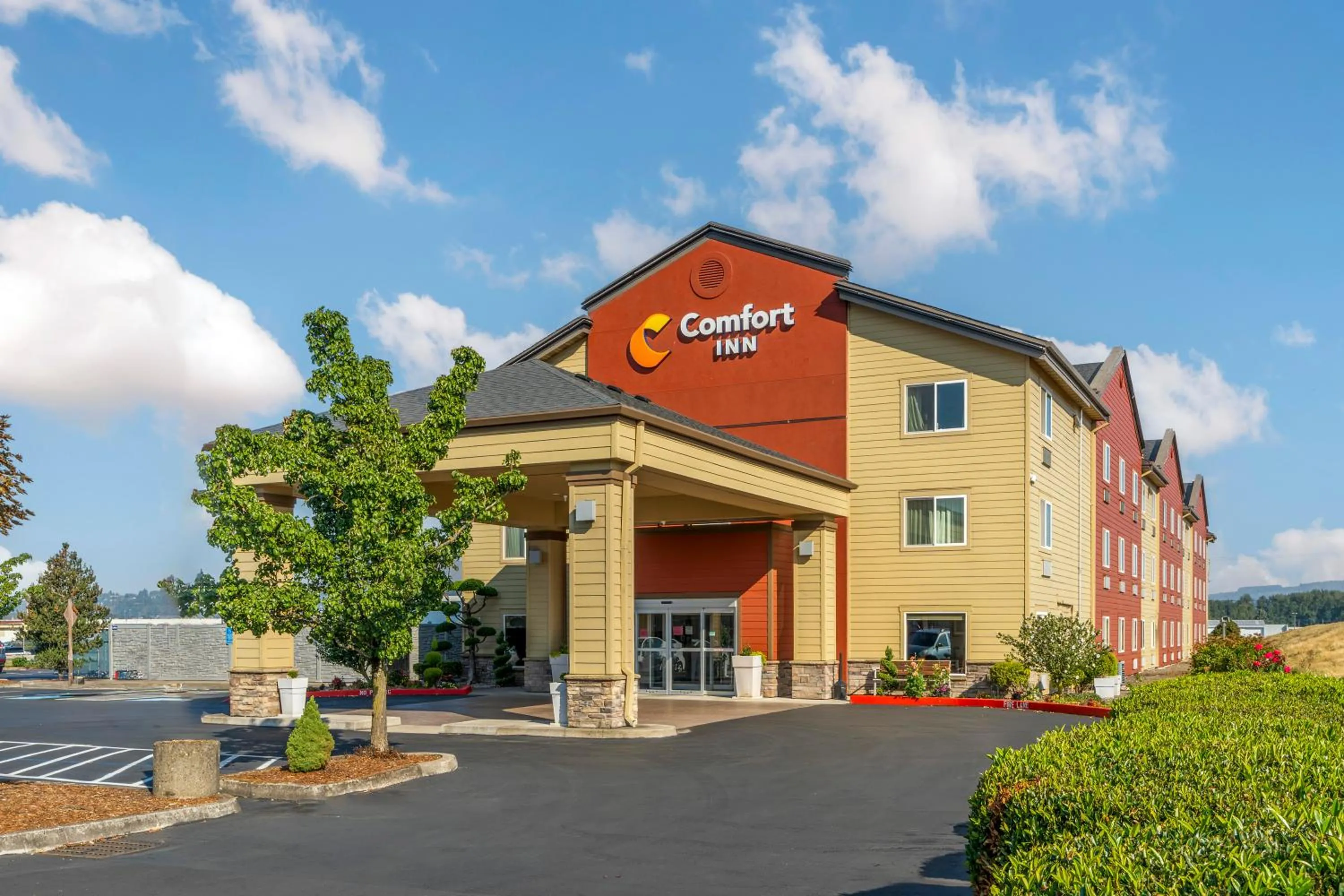 Property building in Comfort Inn Troutdale-Portland East