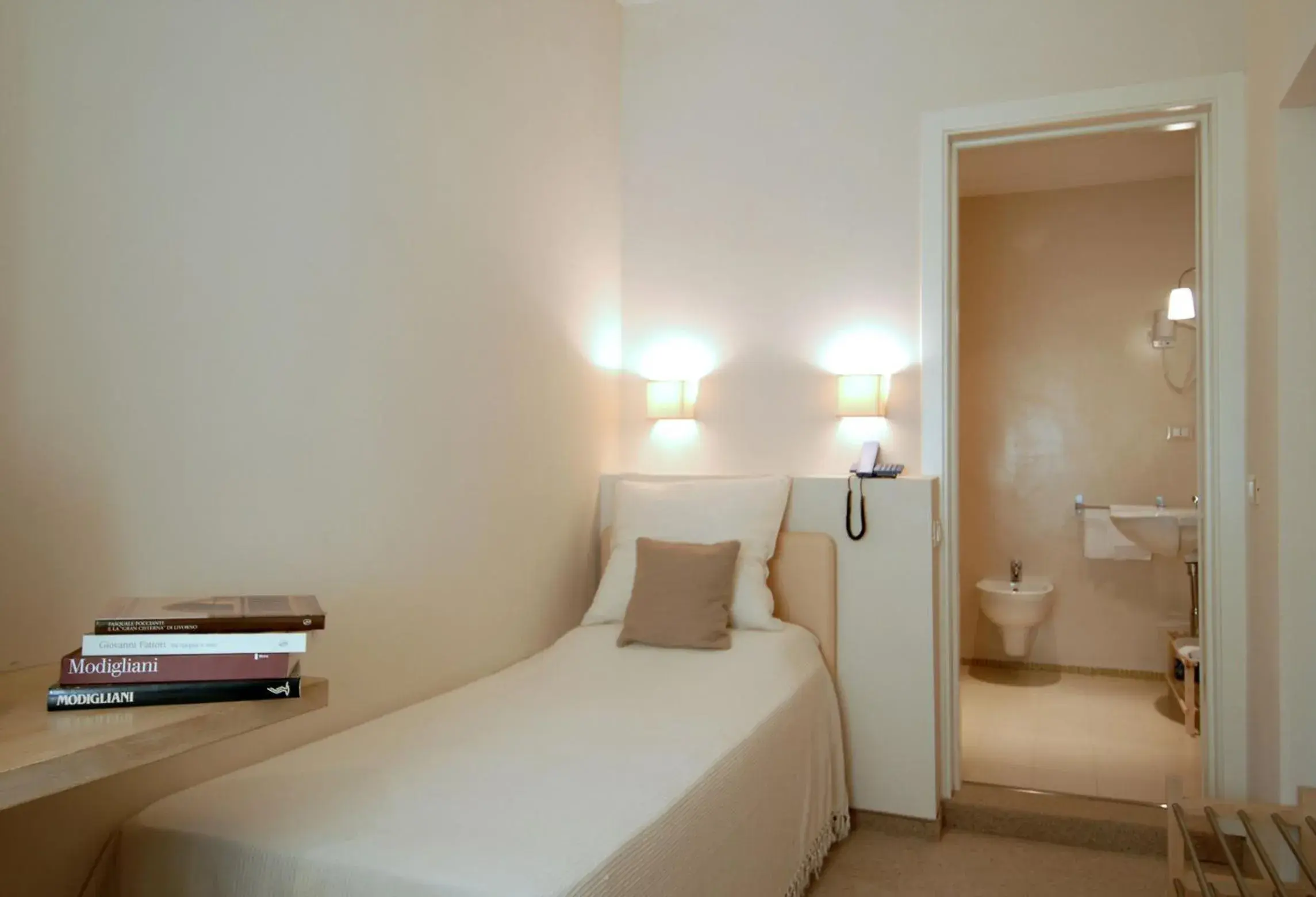 Single Room in Hotel Touring Single Room in Hotel Touring