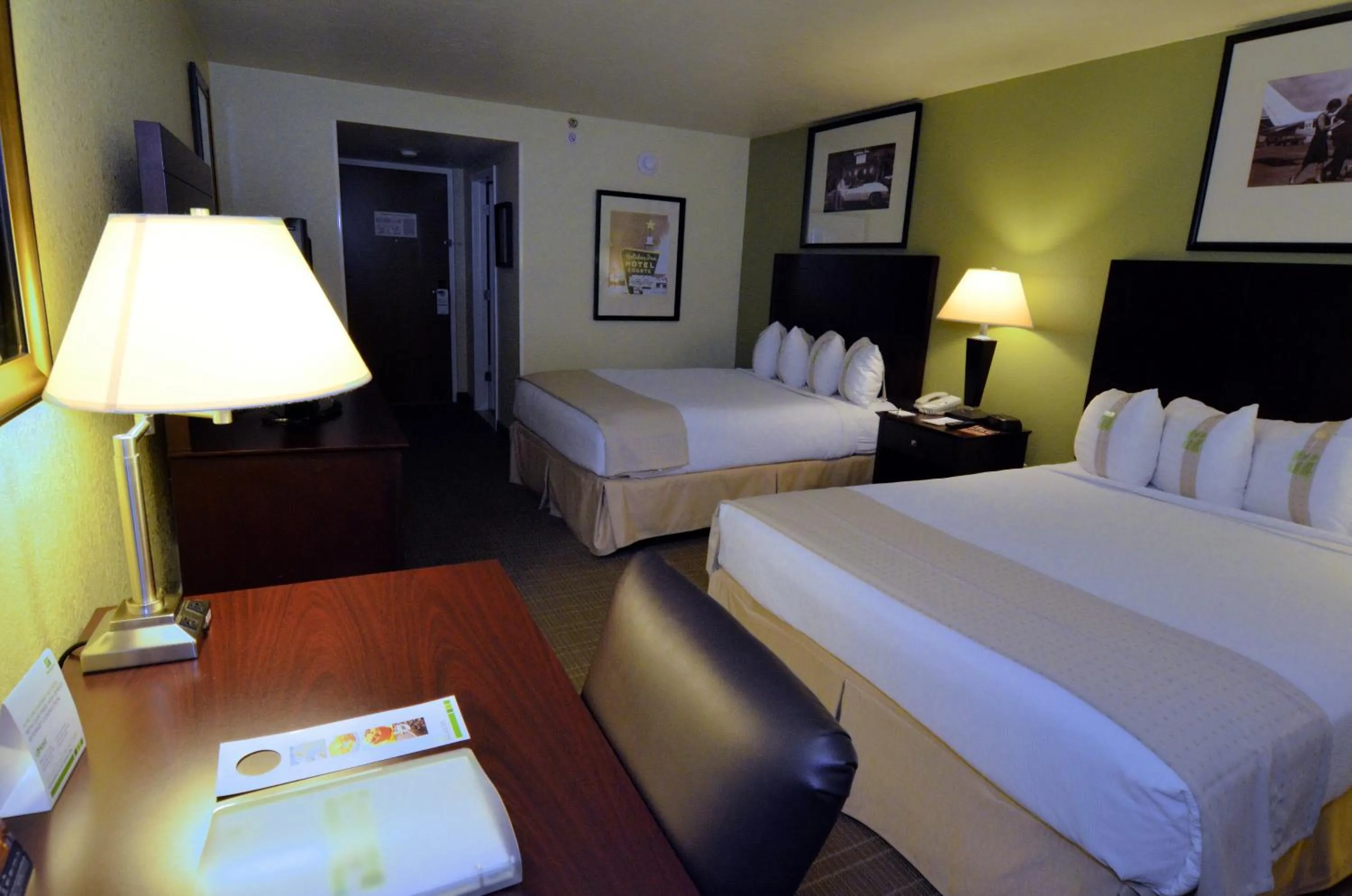Photo of the whole room, Bed in Holiday Inn - Fort Myers - Downtown Area by IHG