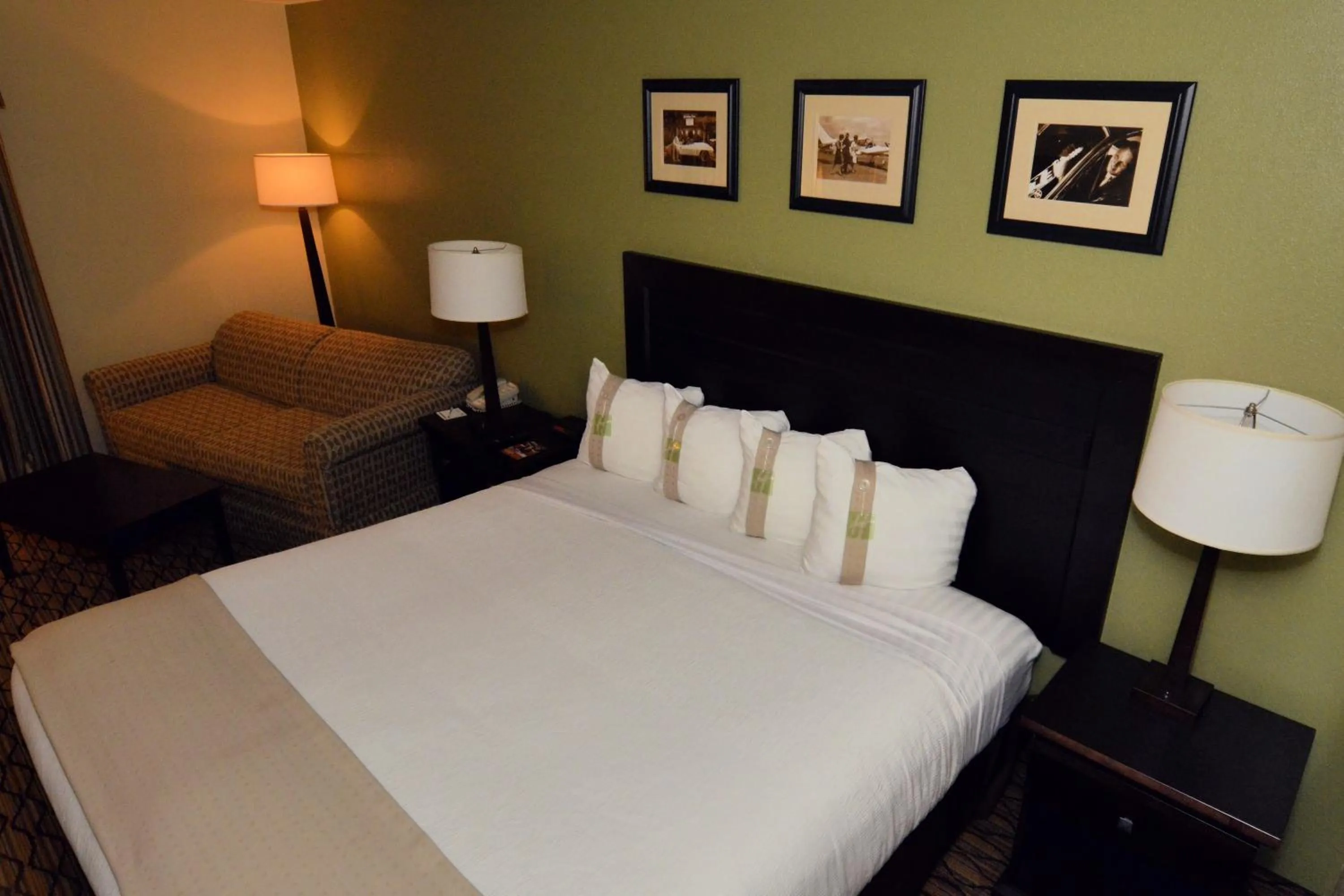 Photo of the whole room, Bed in Holiday Inn - Fort Myers - Downtown Area by IHG