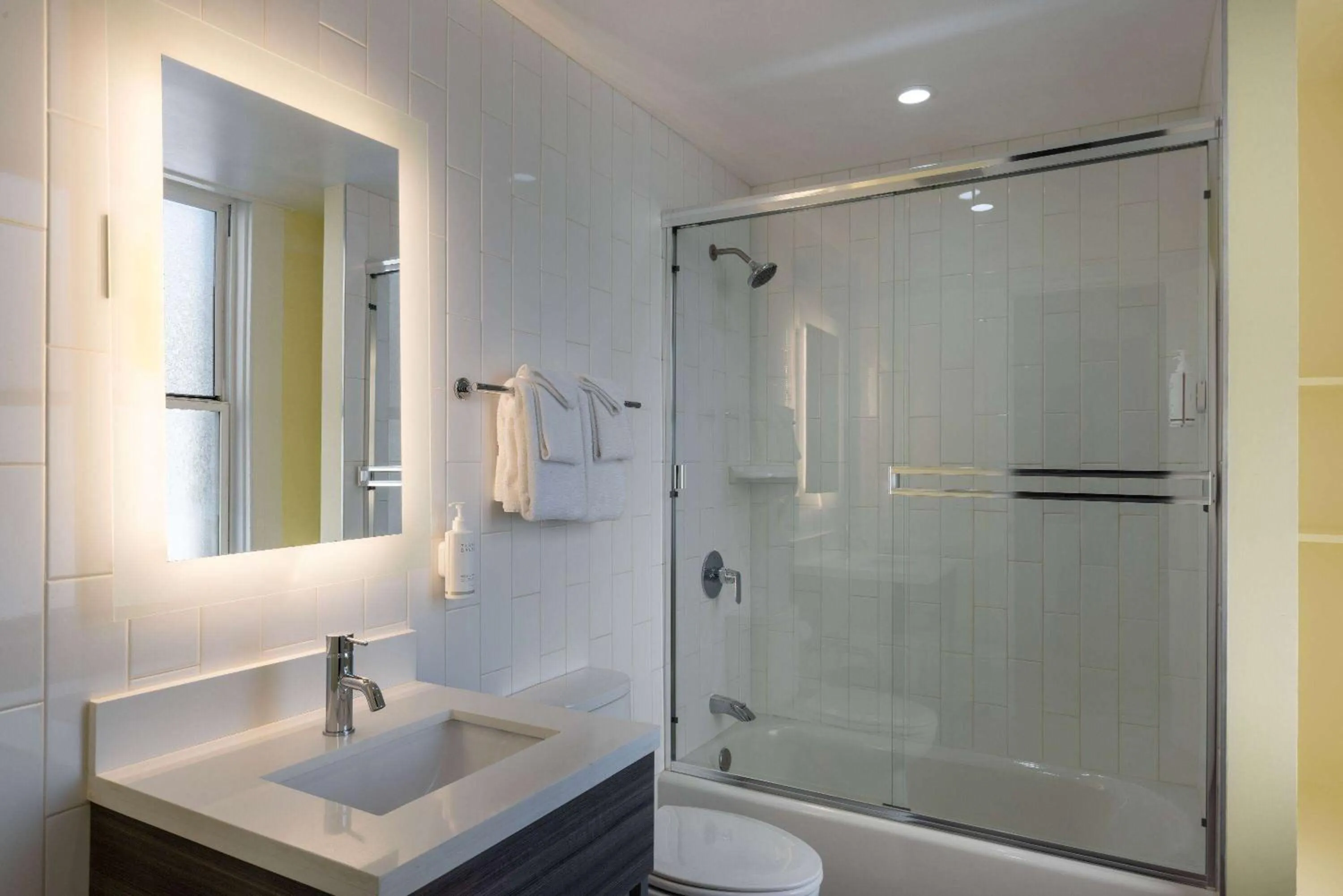 TV and multimedia in Super 8 by Wyndham San Francisco/Union Square Area