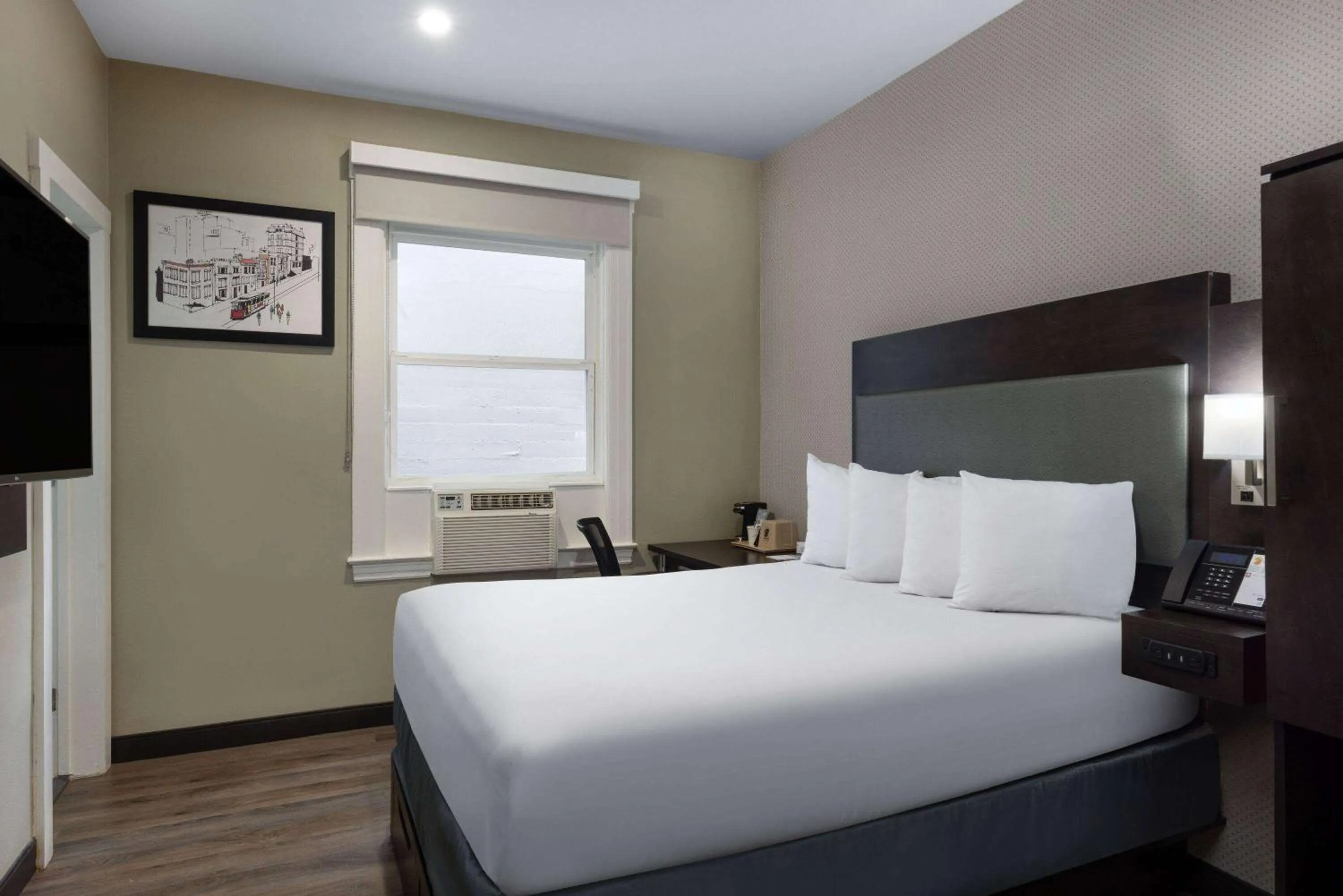 Photo of the whole room, Bed in Super 8 by Wyndham San Francisco/Union Square Area