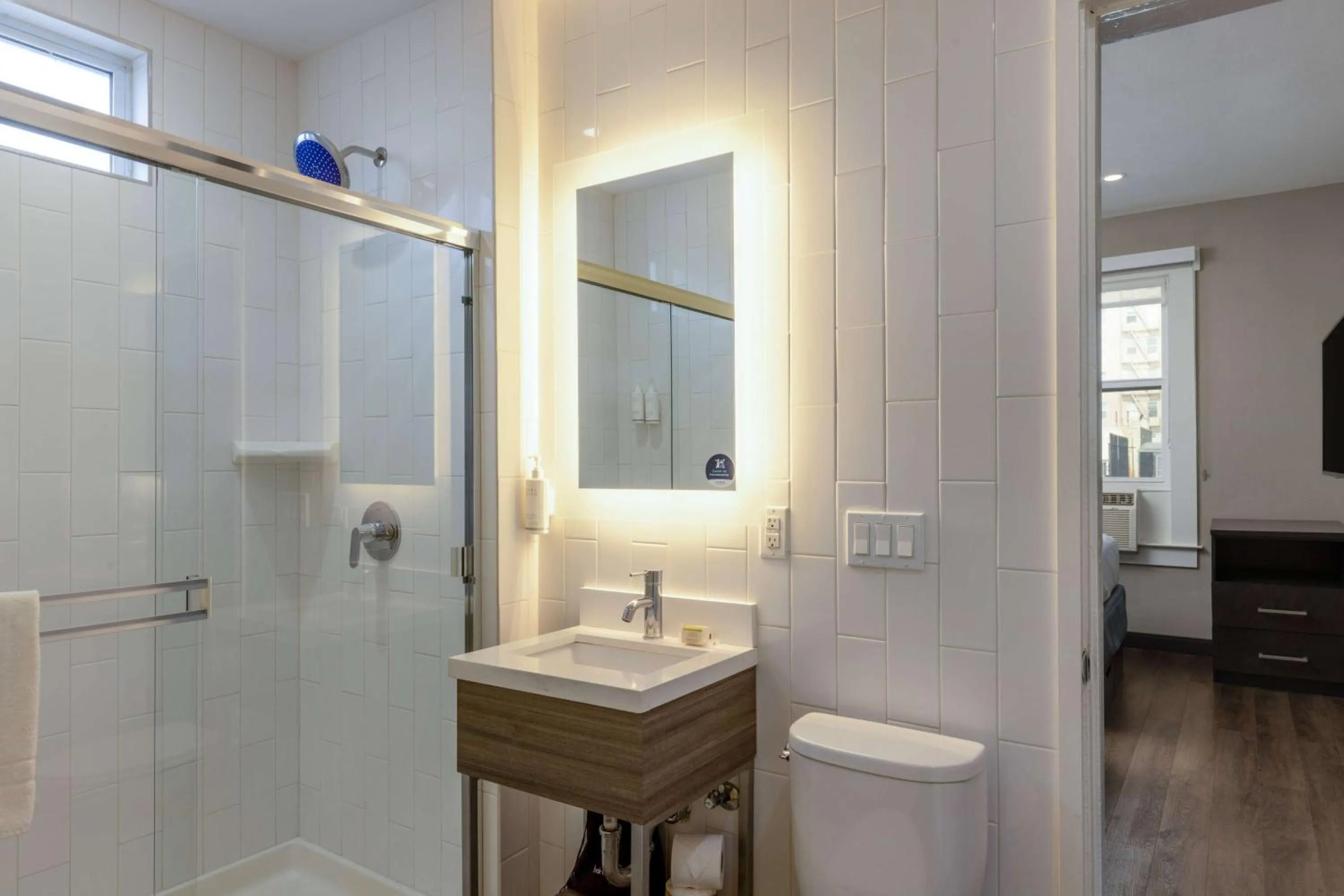 TV and multimedia in Super 8 by Wyndham San Francisco/Union Square Area