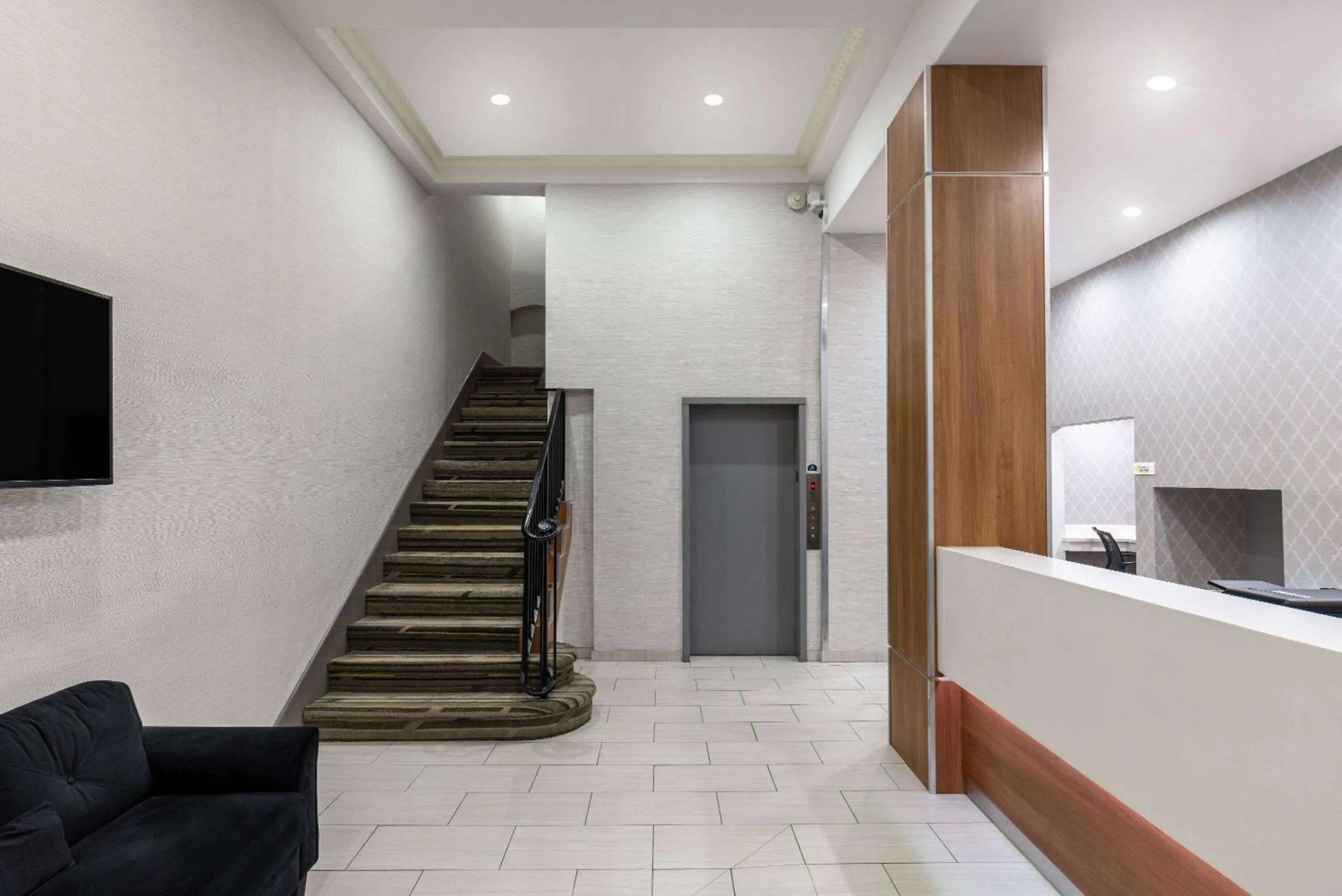 Lobby or reception in Super 8 by Wyndham San Francisco/Union Square Area