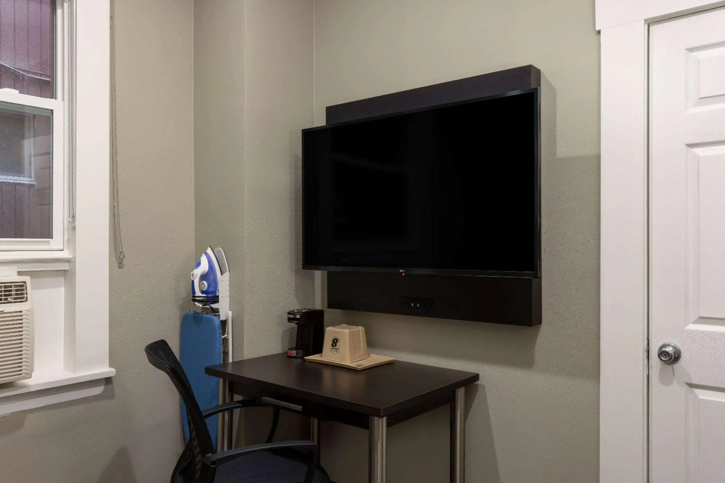 King Room - Non-Smoking in Super 8 by Wyndham San Francisco/Union Square Area King Room - Non-Smoking in Super 8 by Wyndham San Francisco/Union Square Area