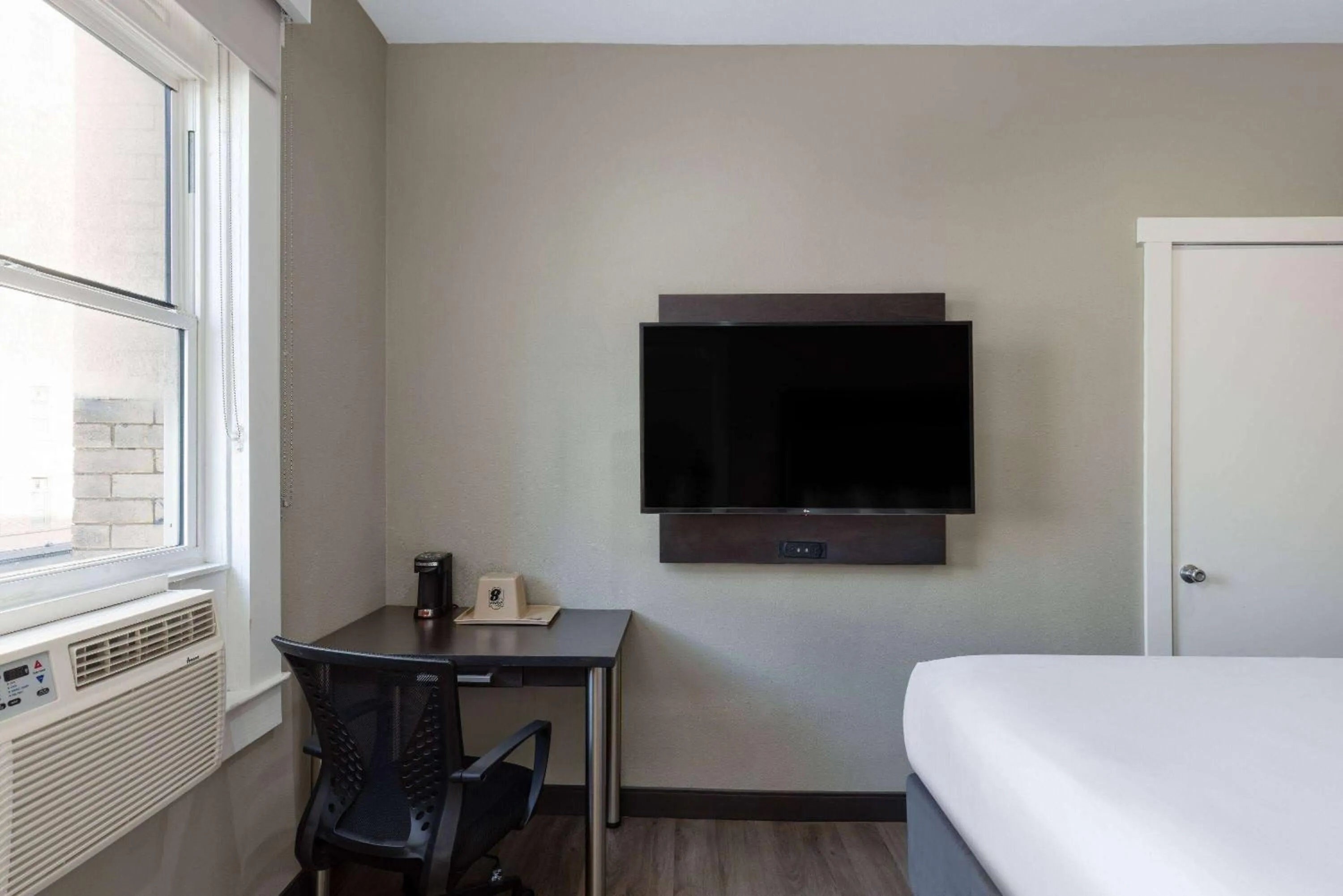 Photo of the whole room, Bed in Super 8 by Wyndham San Francisco/Union Square Area